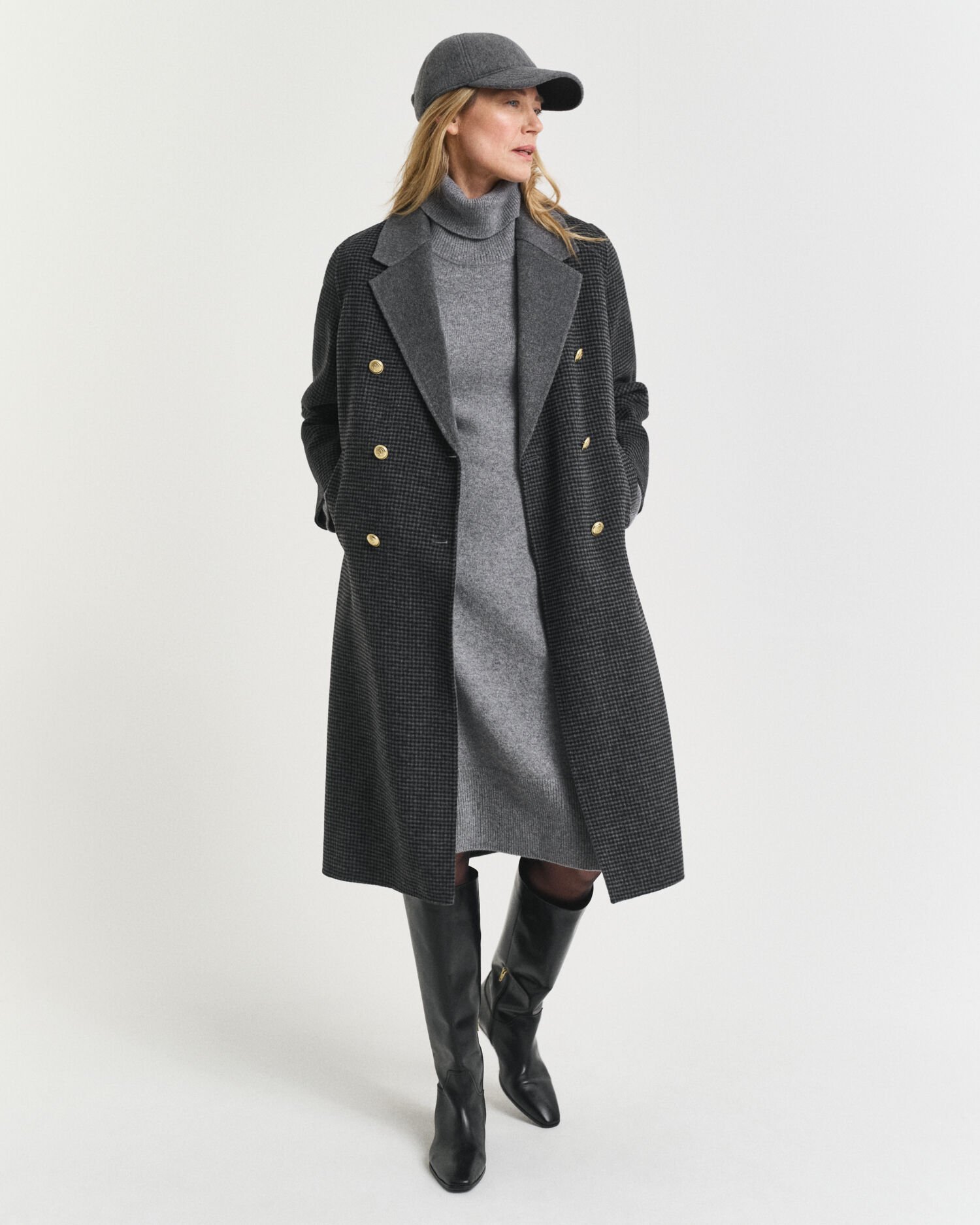 Kjole med rullekrave og strikdetaljer