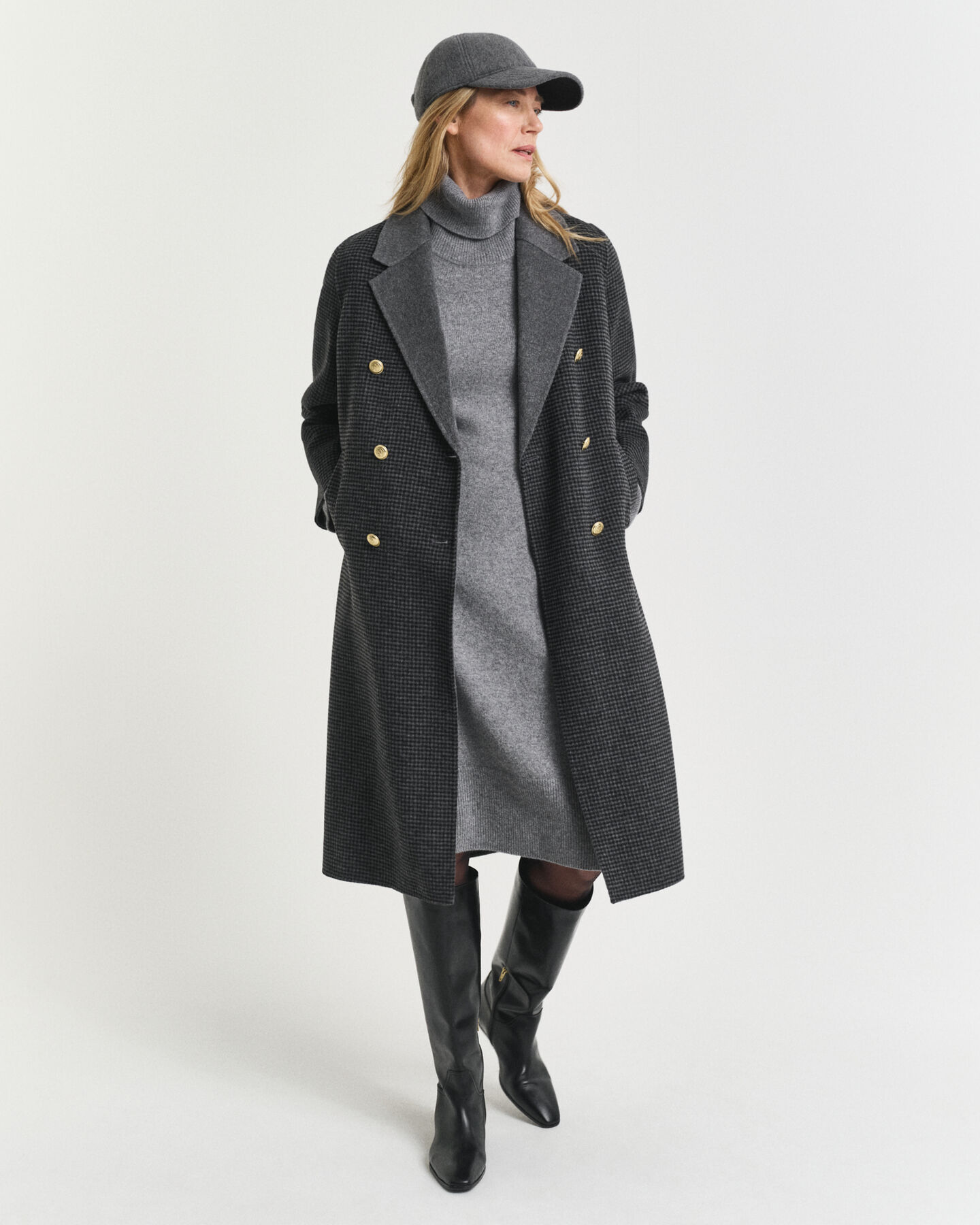 Kjole med rullekrave og strikdetaljer