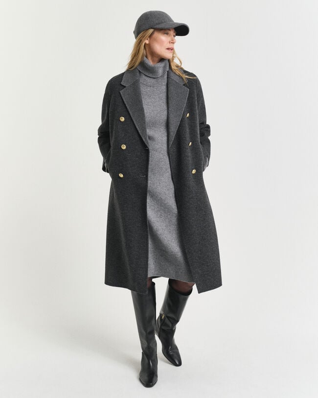 Kjole med rullekrave og strikdetaljer