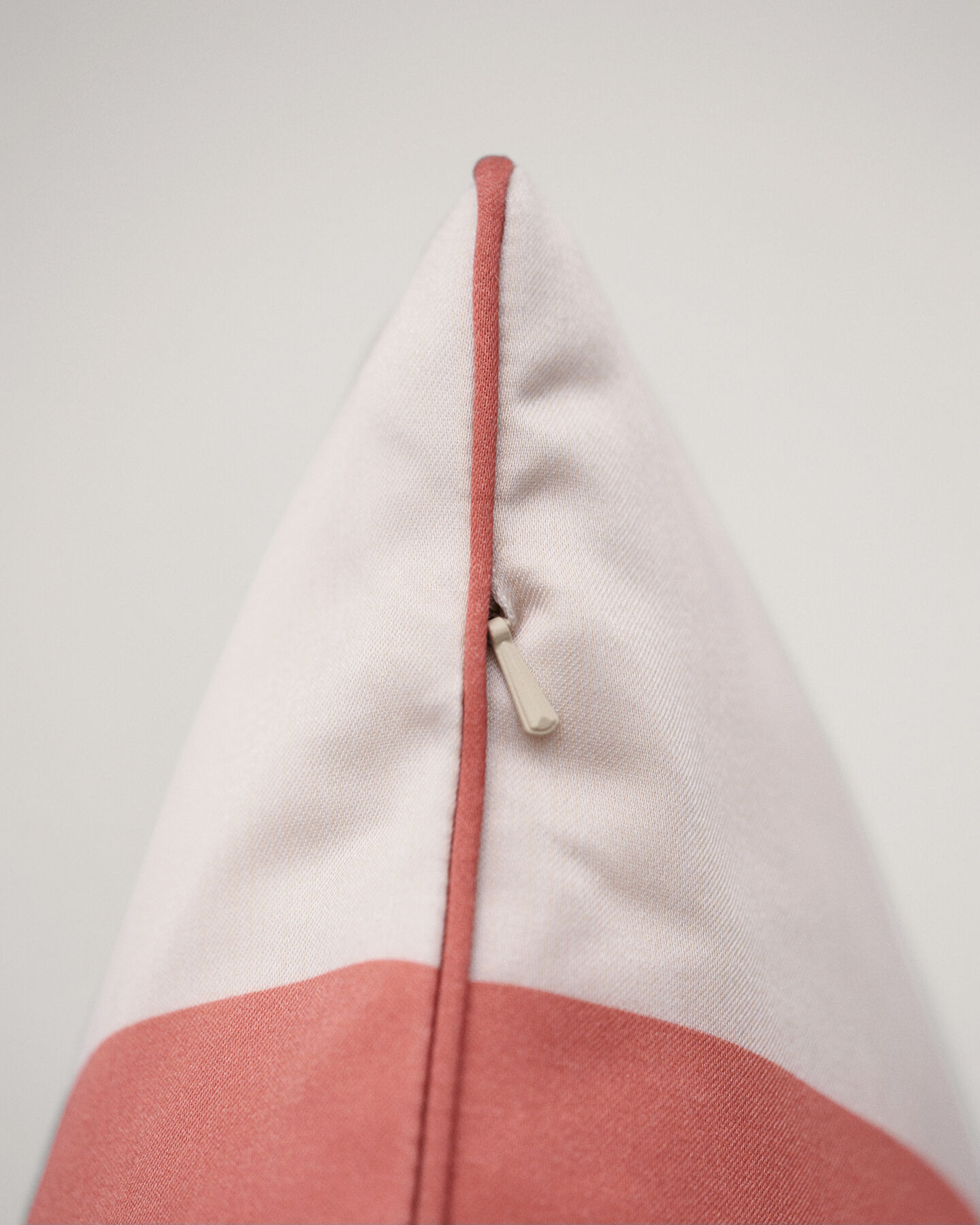 Pude med kraftige striber