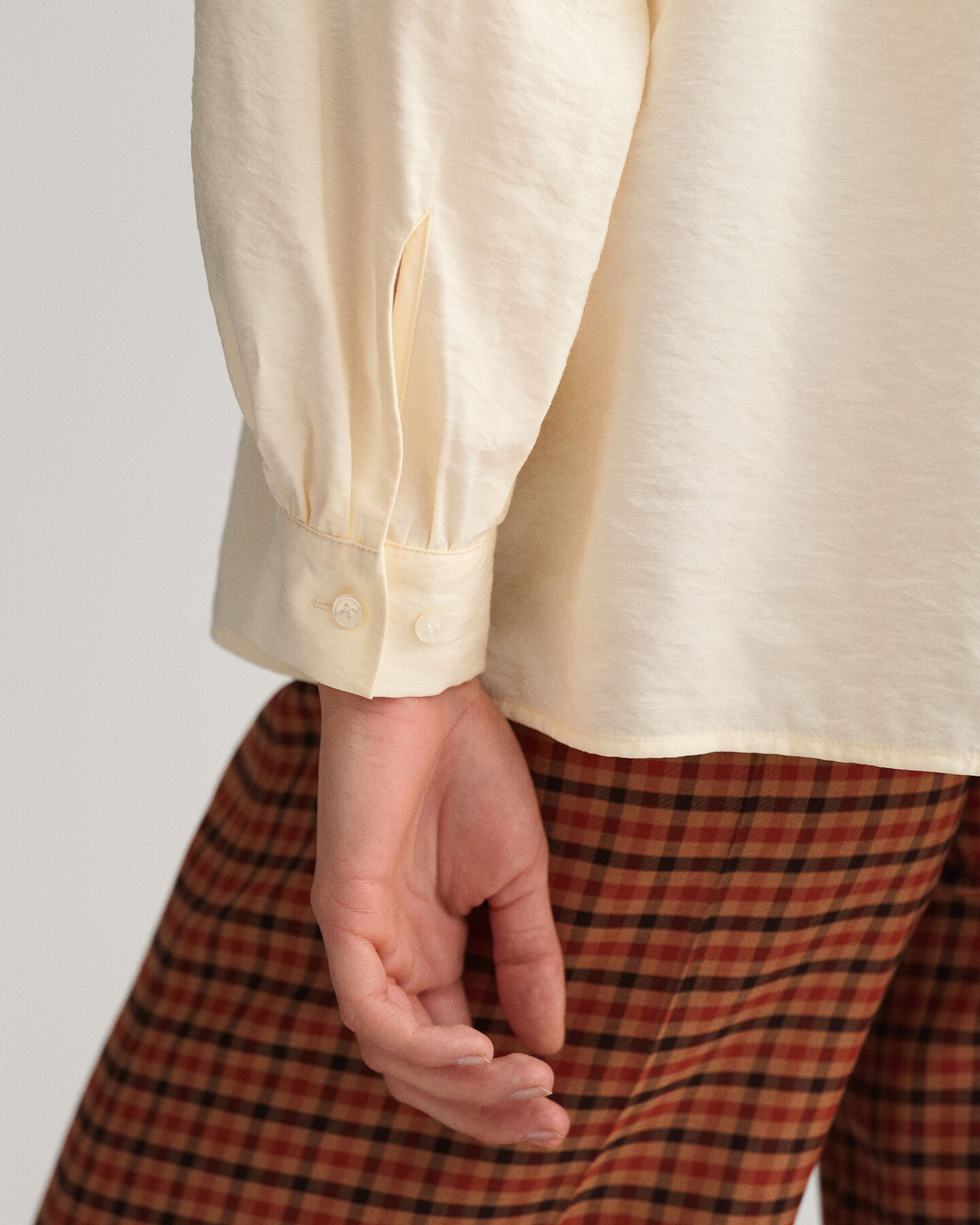 Bluse med stående krave