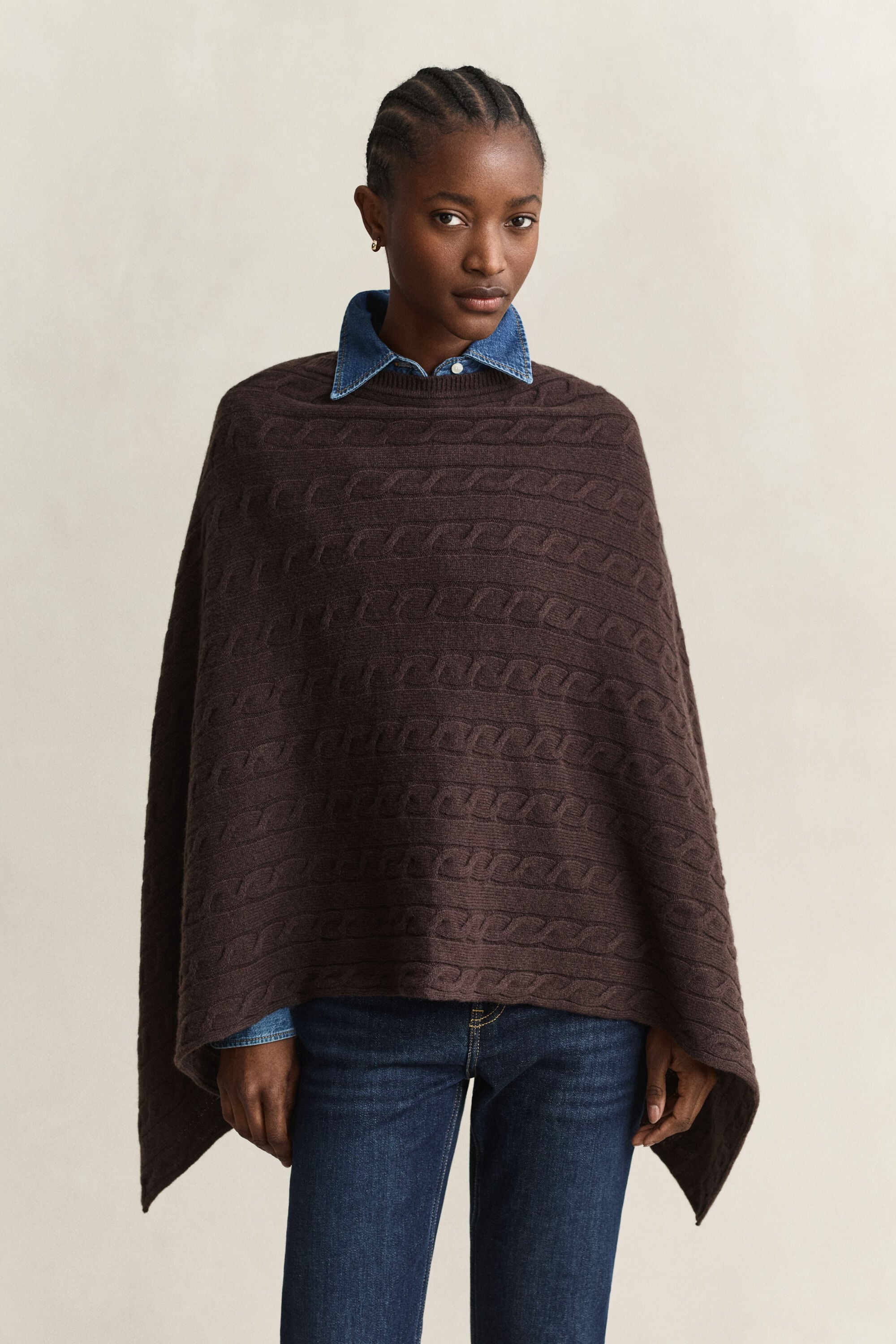 Poncho i uld med kabelstrik