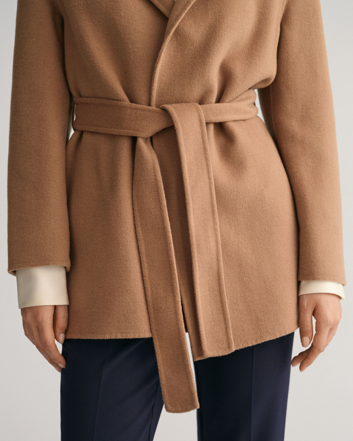 Håndsyet blazer med bælte