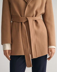 Håndsyet blazer med bælte