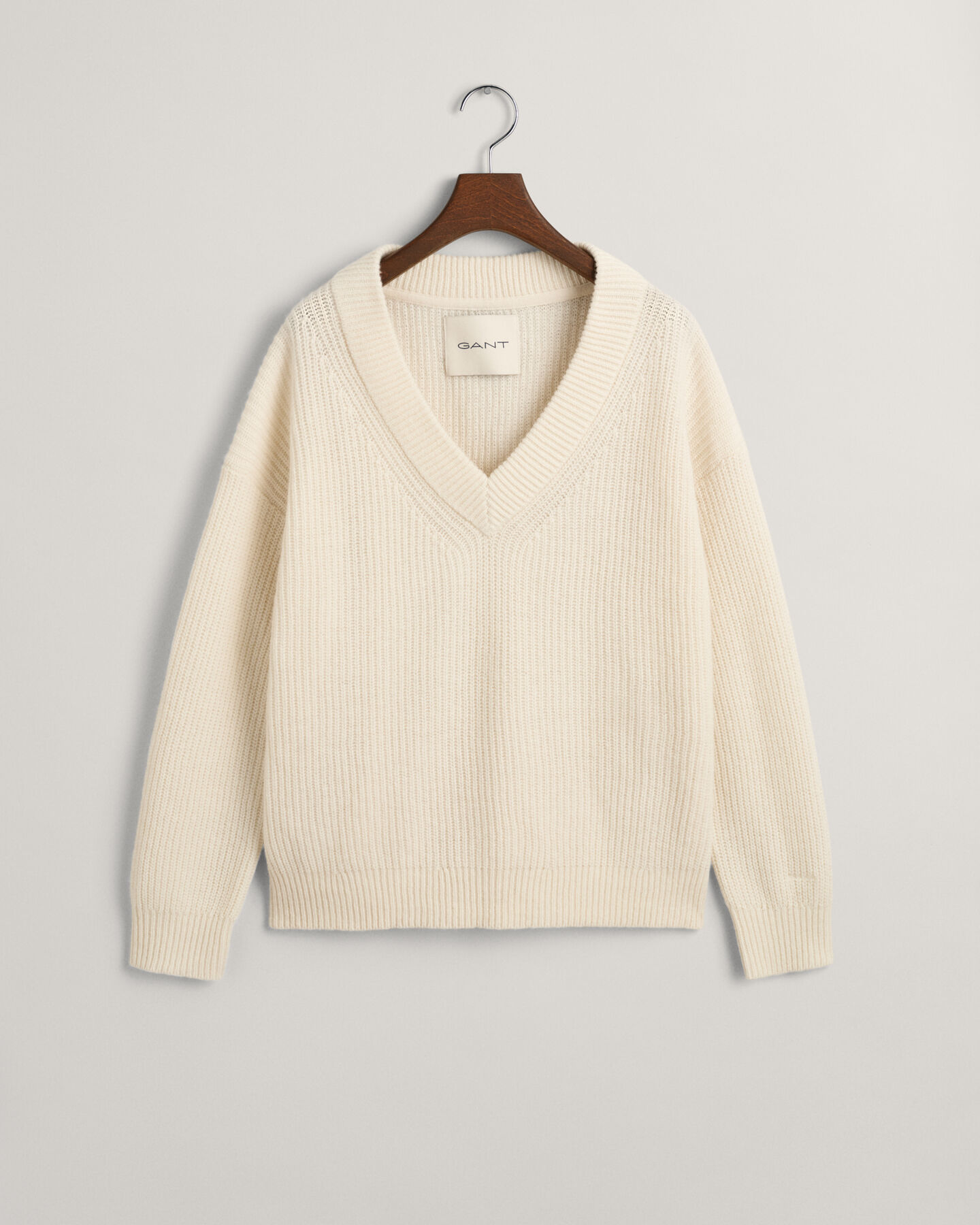 Ribstrikket sweater i uld med V-hals