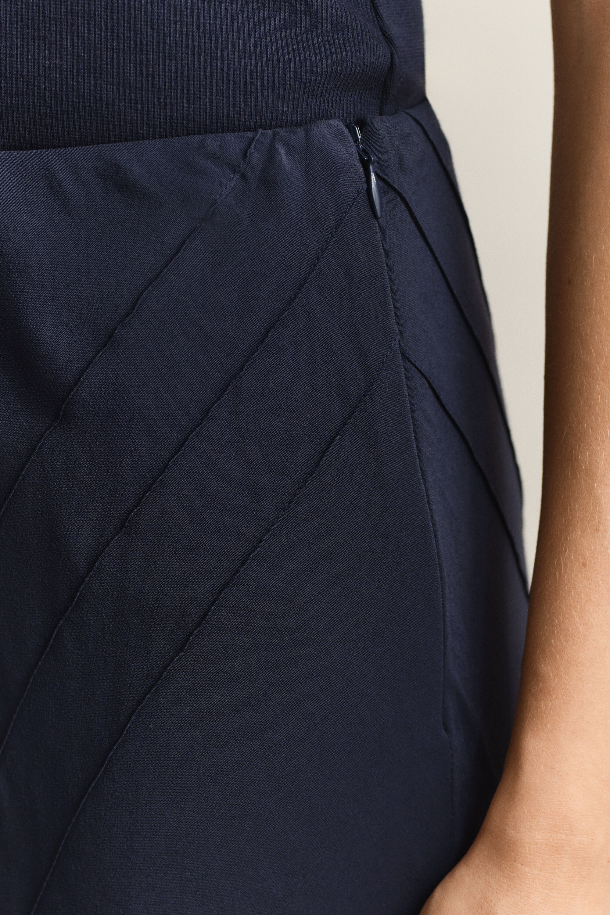 Nederdel med svaj i skråsnit