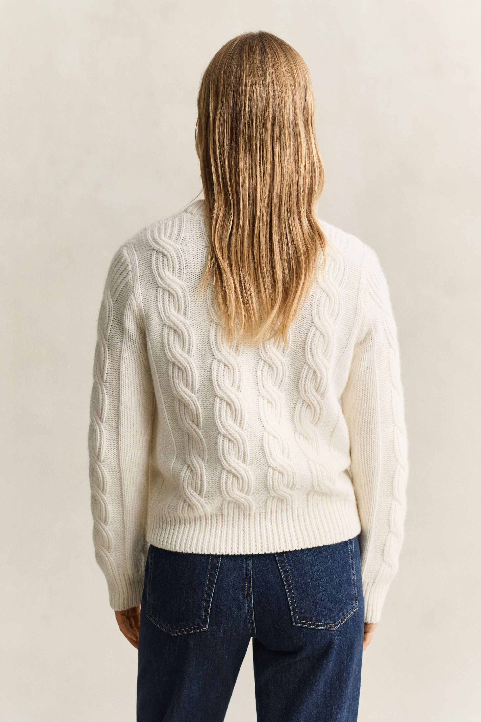 Kabelstrikket sweater i uldblanding