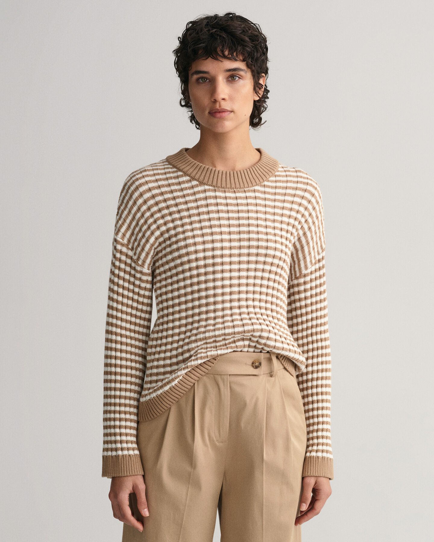 Stribet ribstrikket crewneck sweater af bomuld