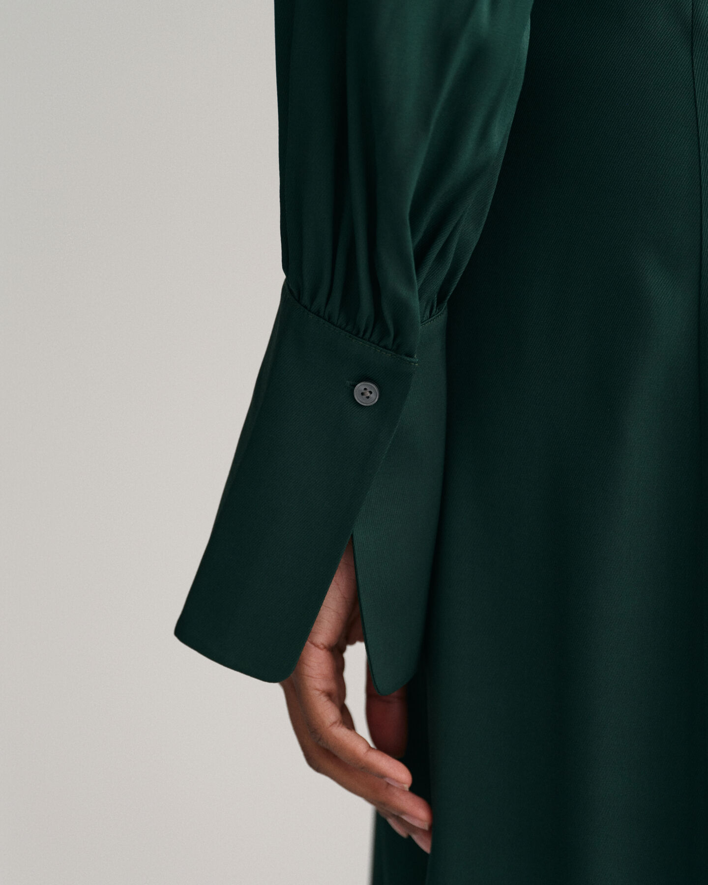 Slim fit kjole med h&oslash;je manchetter