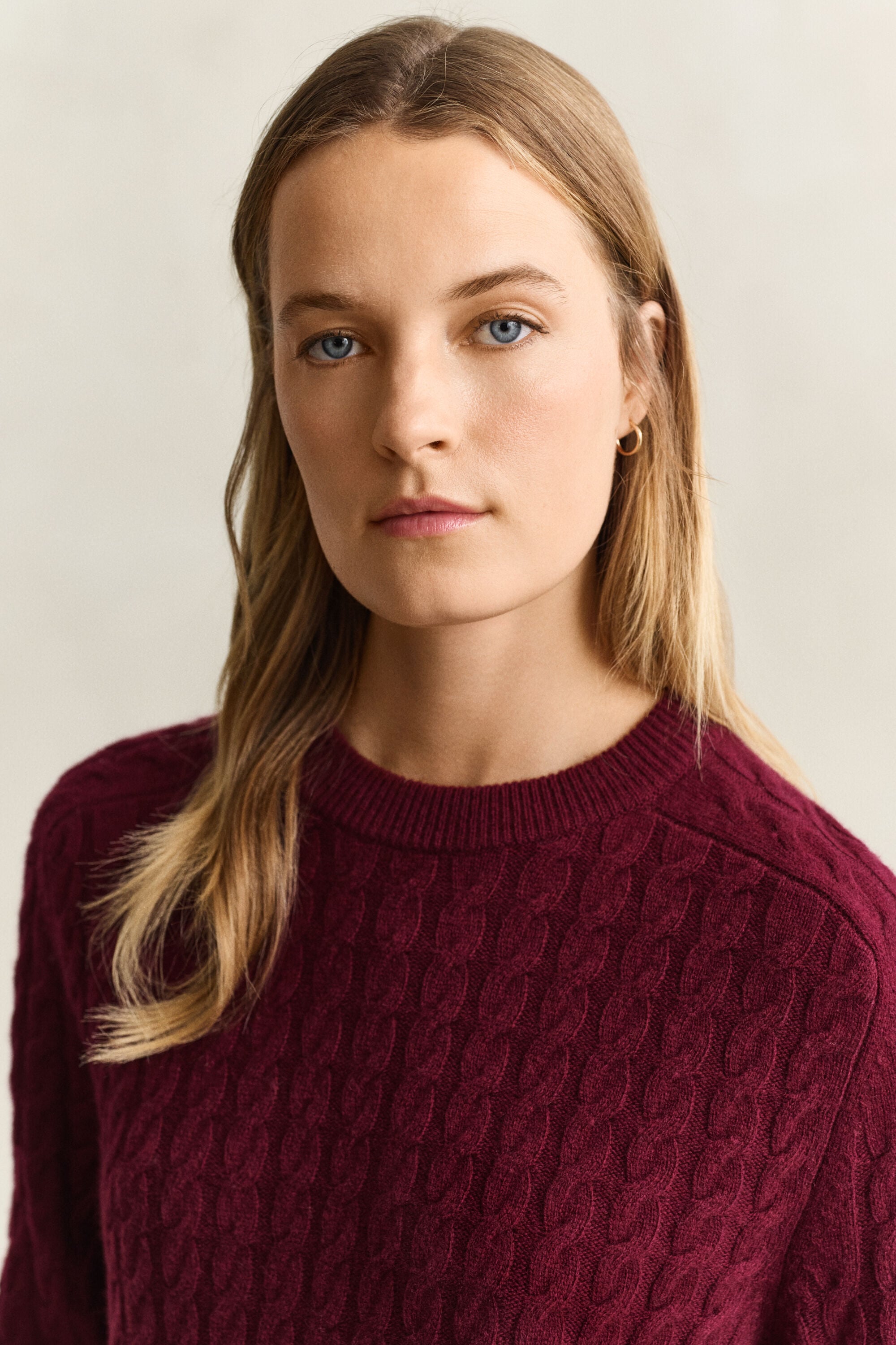 Sweater af uld og kashmir med kabelstrik