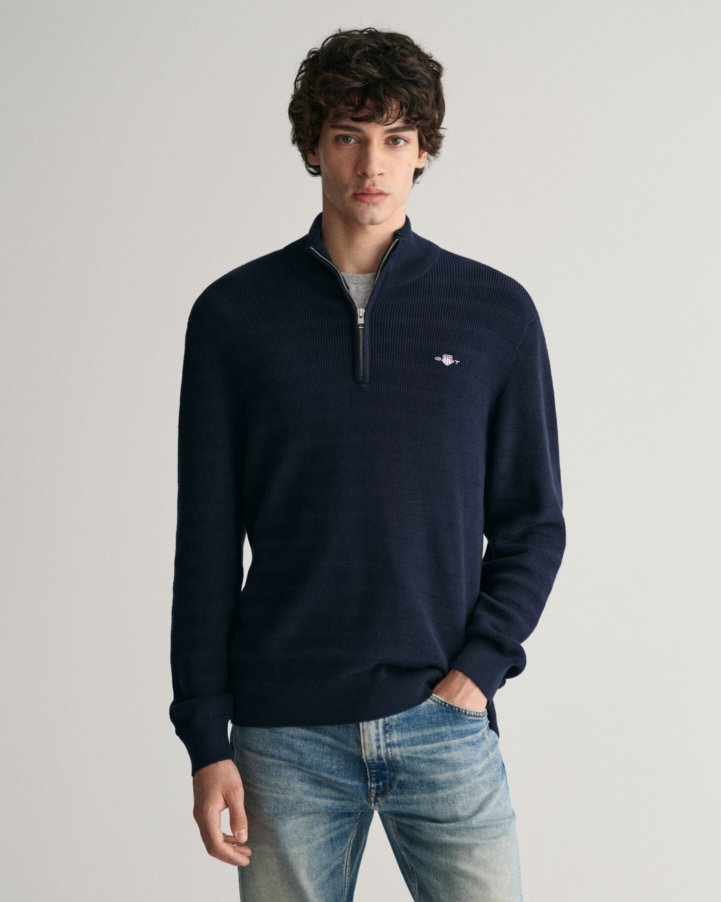 Stribet tekstureret sweater af bomuld med halv lynlås