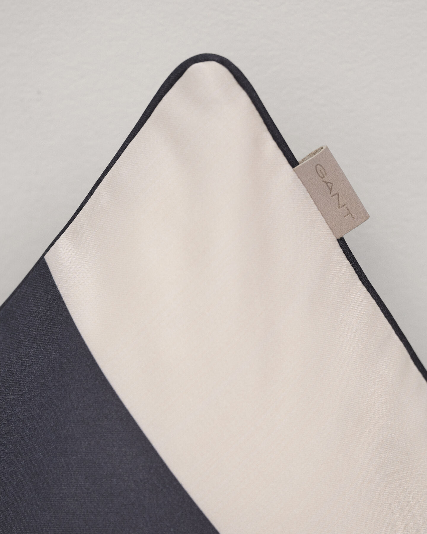 Pude med kraftige striber