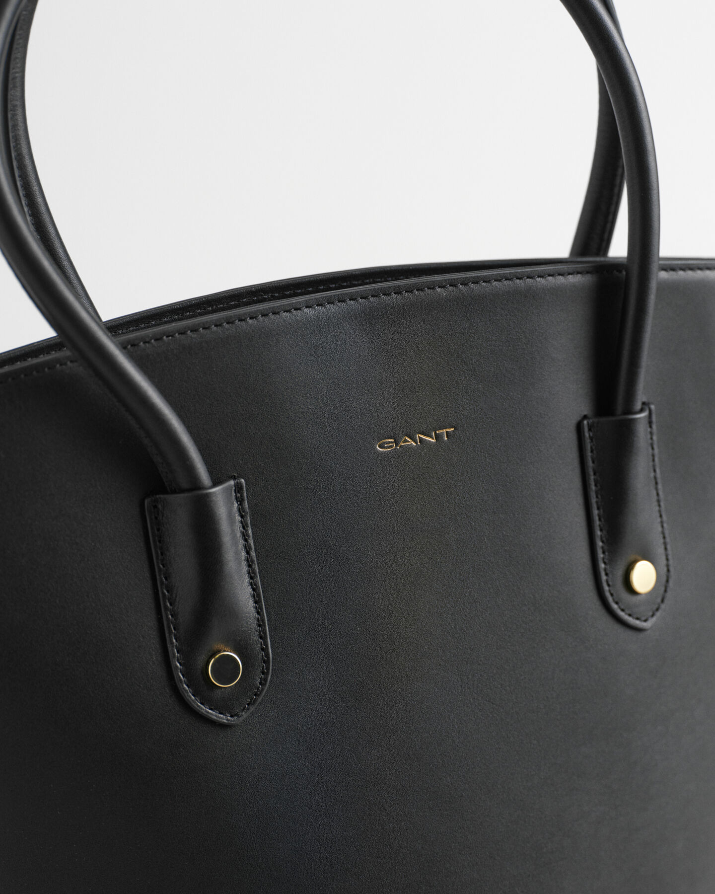 Posetaske i l&aelig;der med hanke foroven