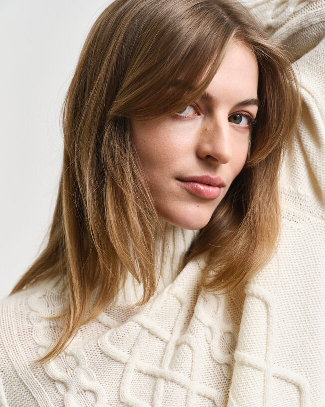 Kabelstrikket sweater med st&aring;ende krave