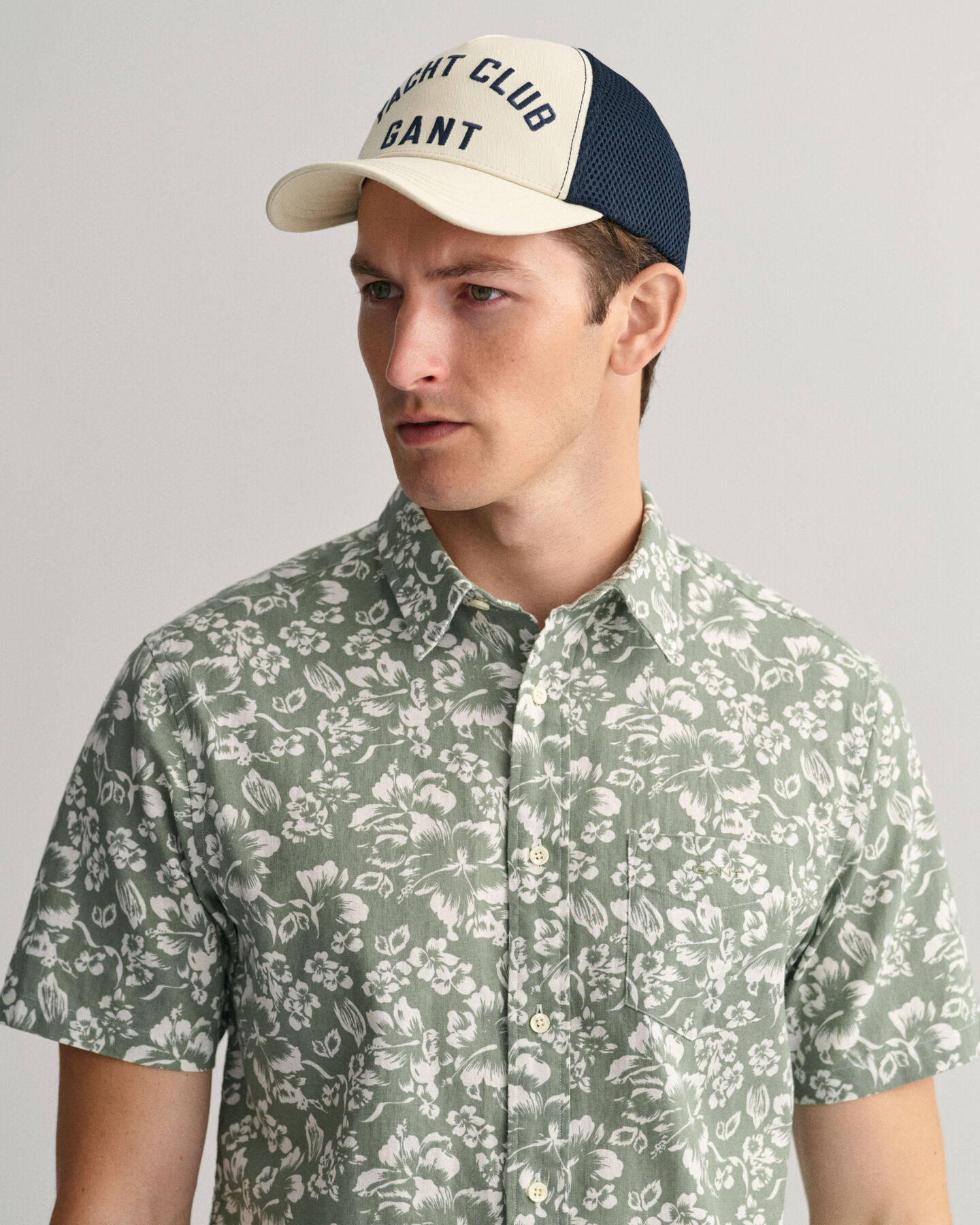 Regular fit skjorte af h&oslash;r og bomuld med blomstertryk og korte &aelig;rmer