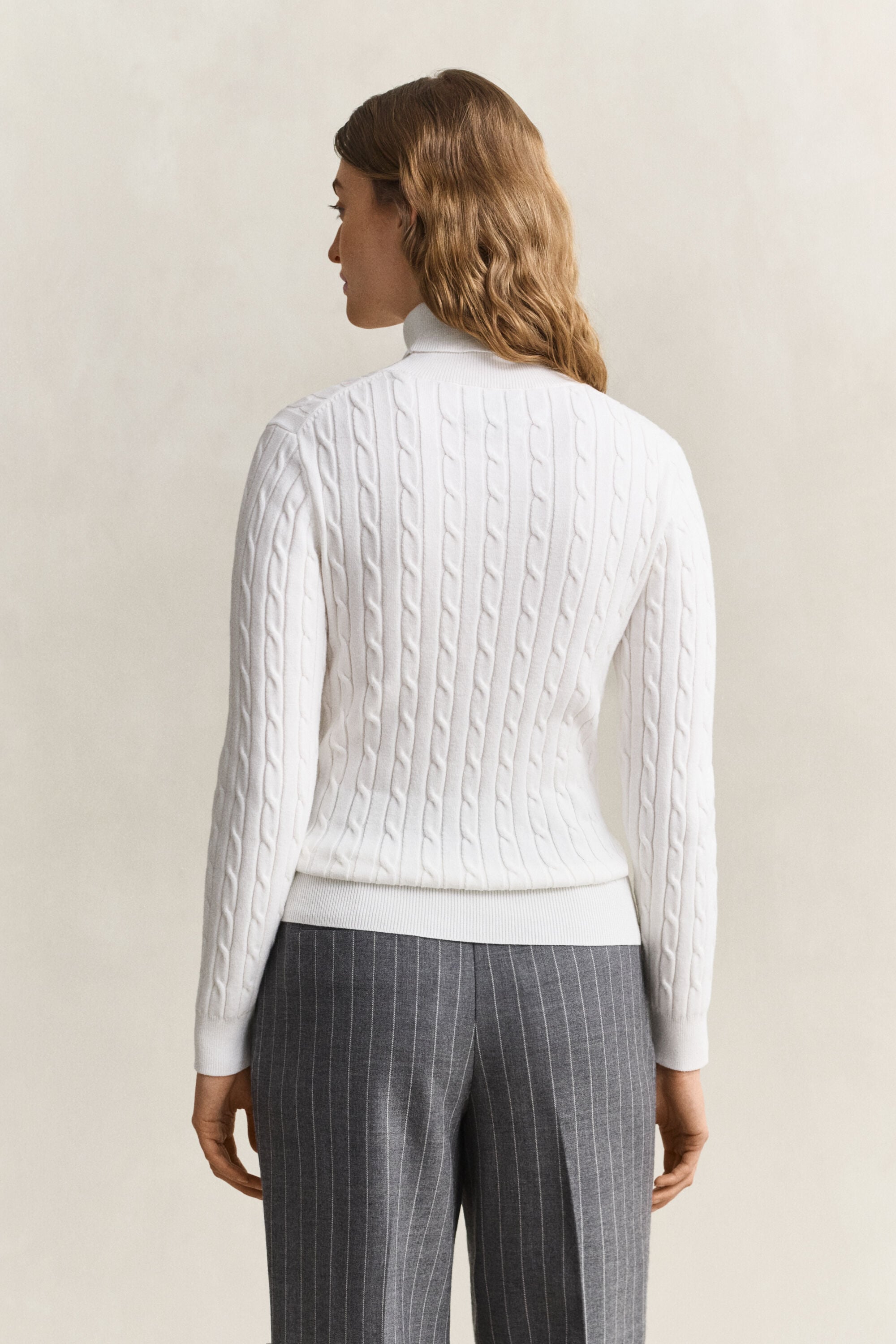 Kabelstrikket sweater af strækbomuld med rullekrave