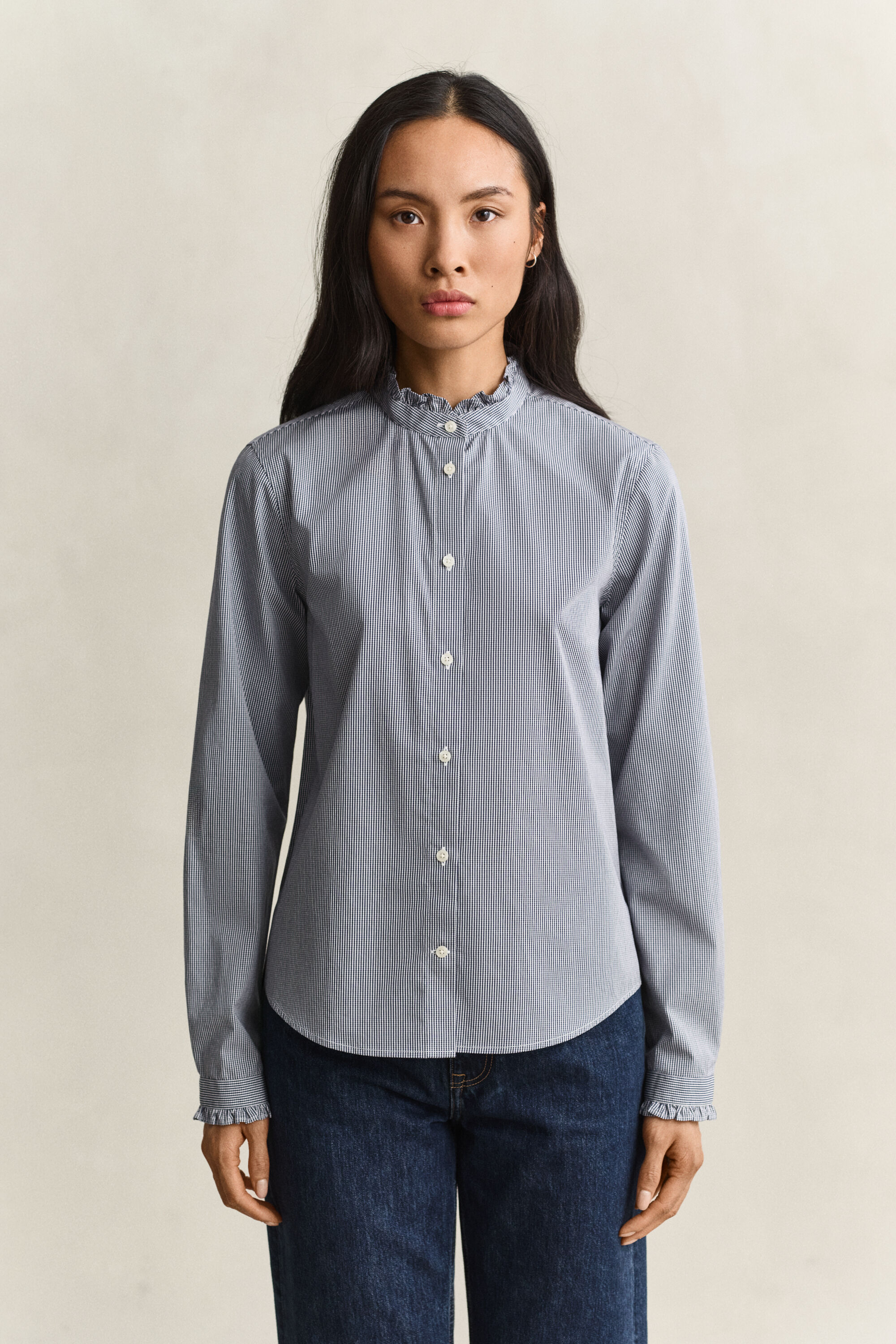 Bluse med flæset krave