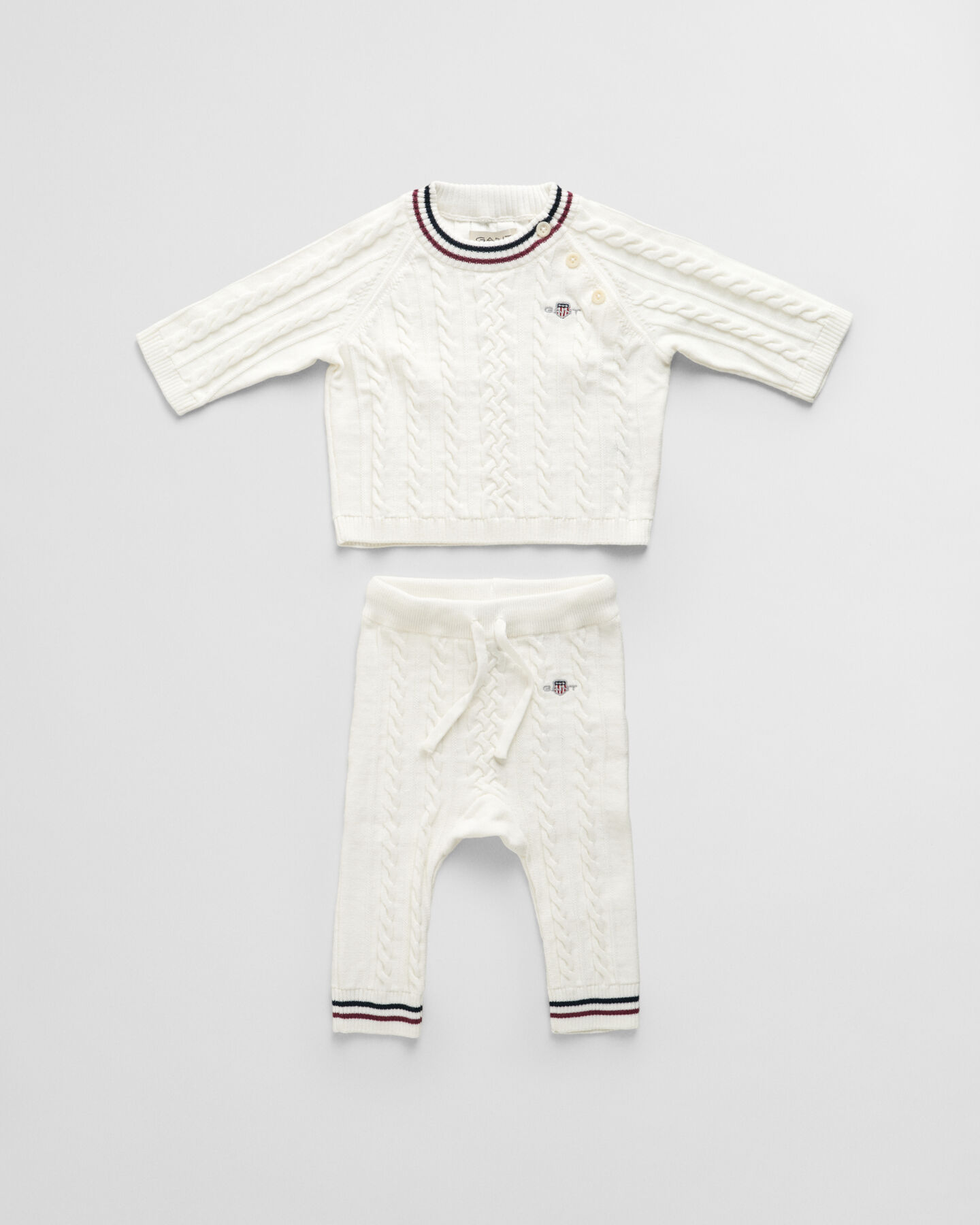 Baby gaves&aelig;t med stribet kabelstrikket sweater og bukser