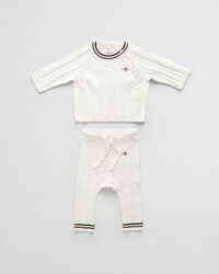Baby gaves&aelig;t med stribet kabelstrikket sweater og bukser