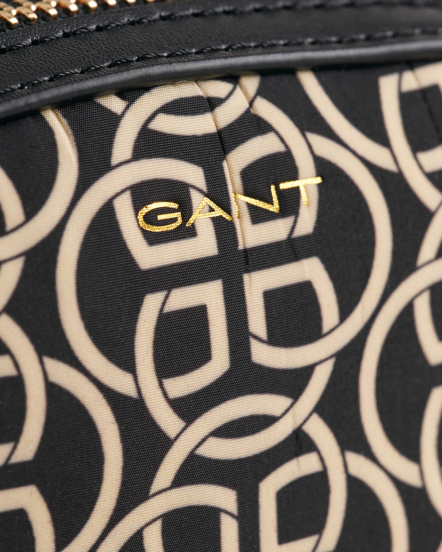 G Patterned makeup-taske