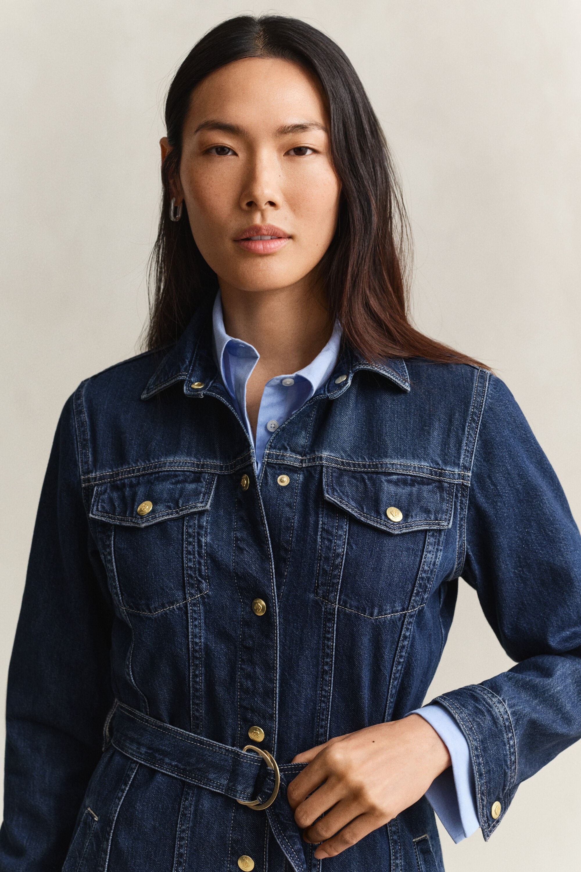 Midikjole i denim med bælte
