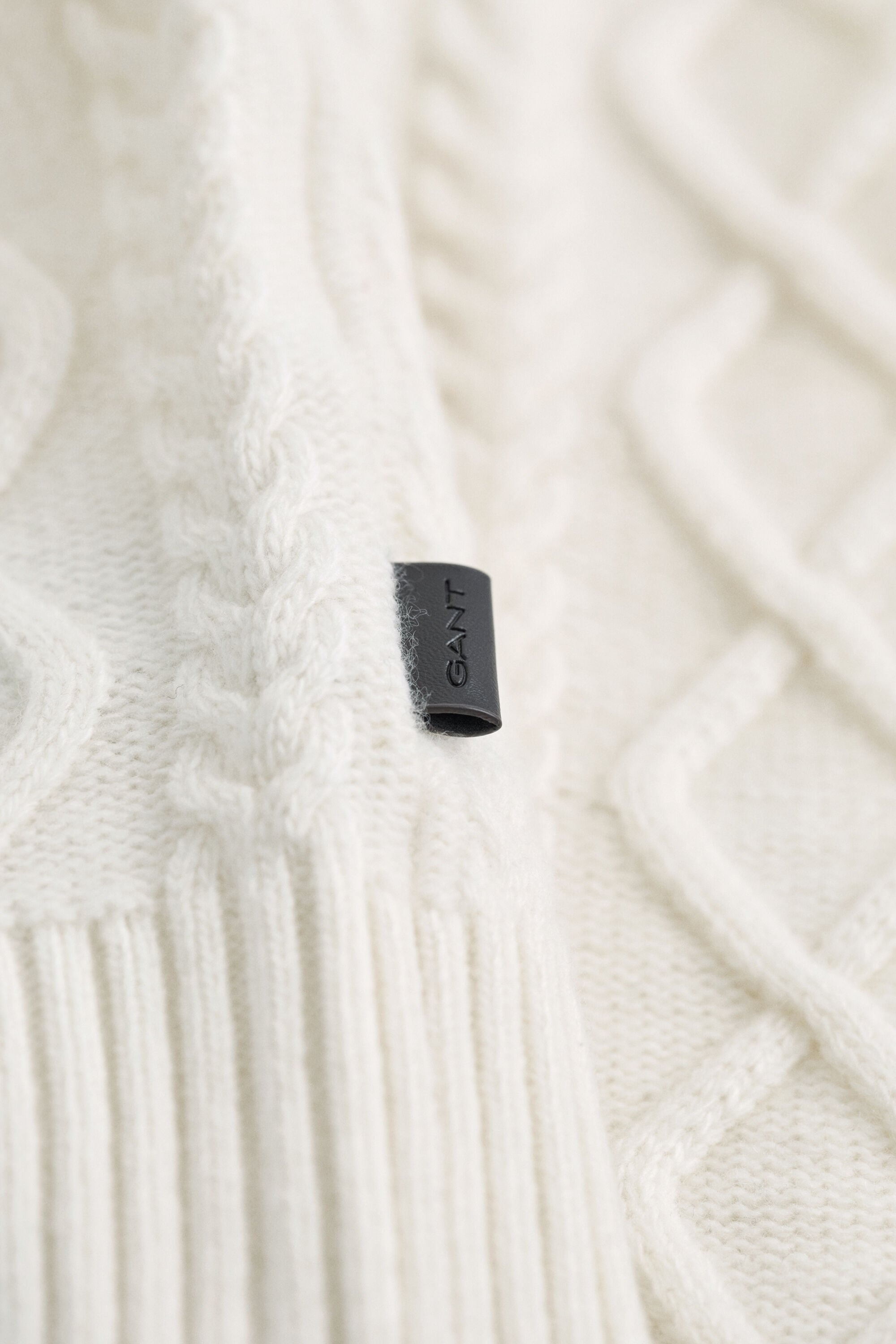Kabelstrikket sweater i uldblanding med halv lynlås