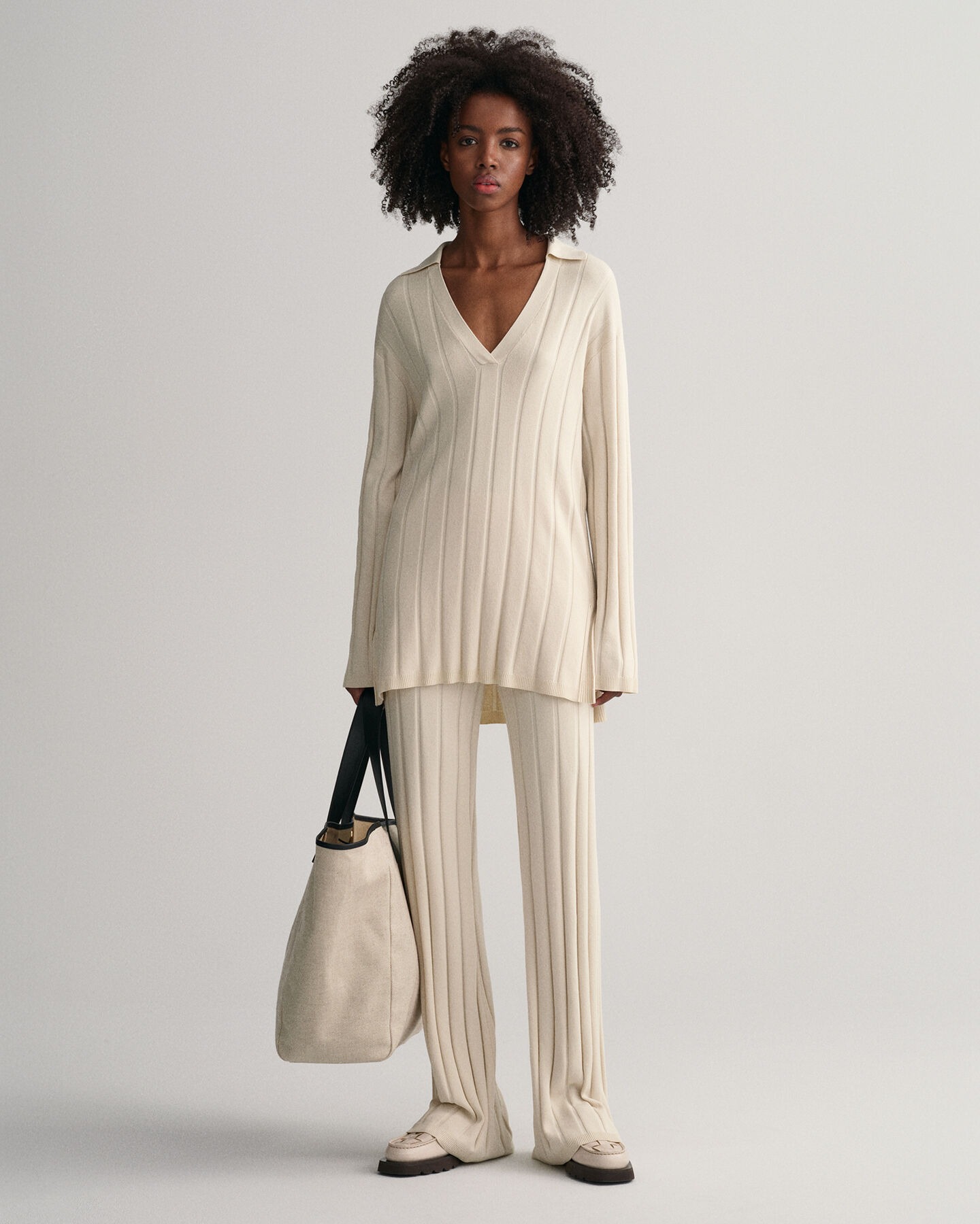 Ribstrikket sweater med åben krave