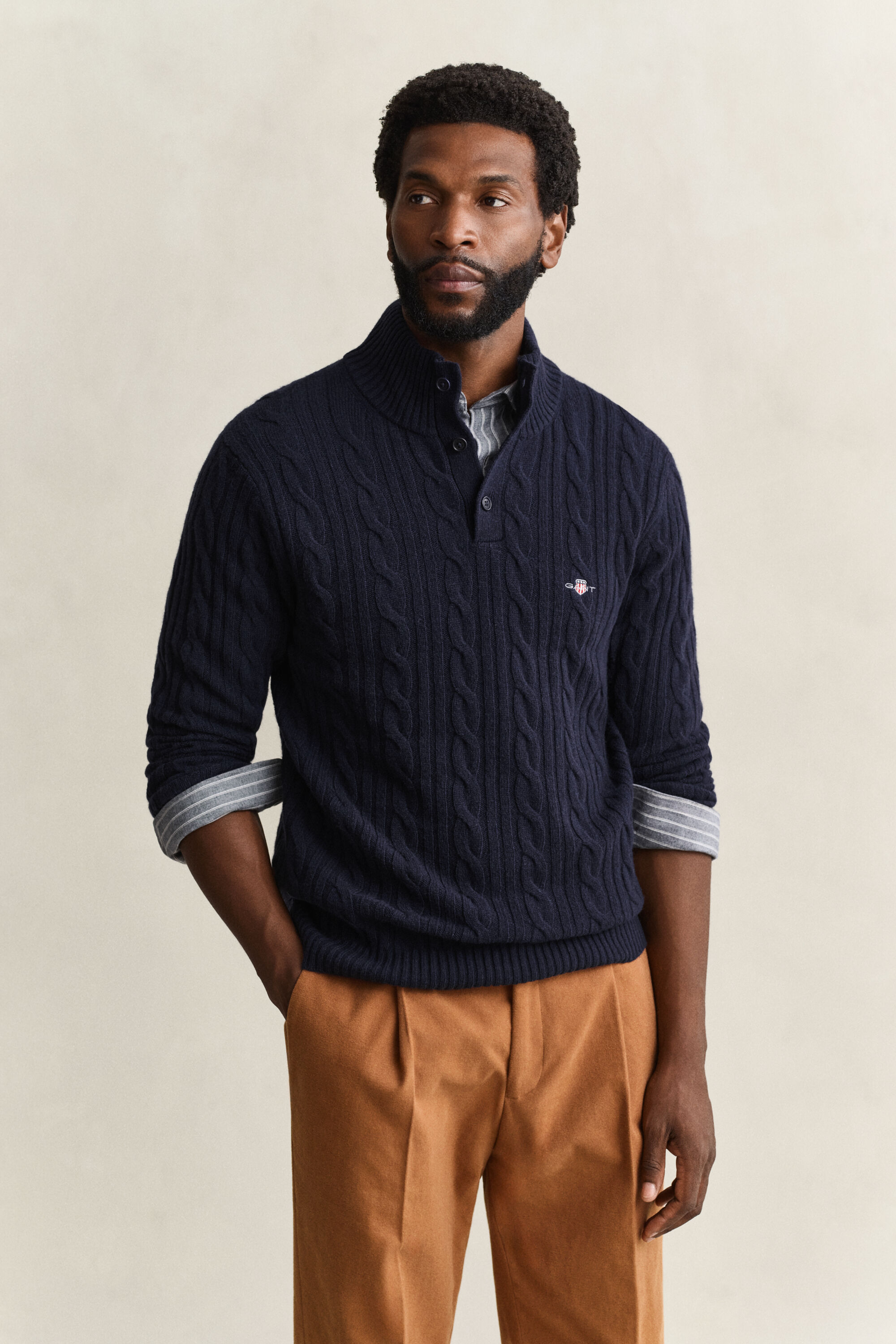 Kabelstrikket sweater med halv knaplukning i lammeuld