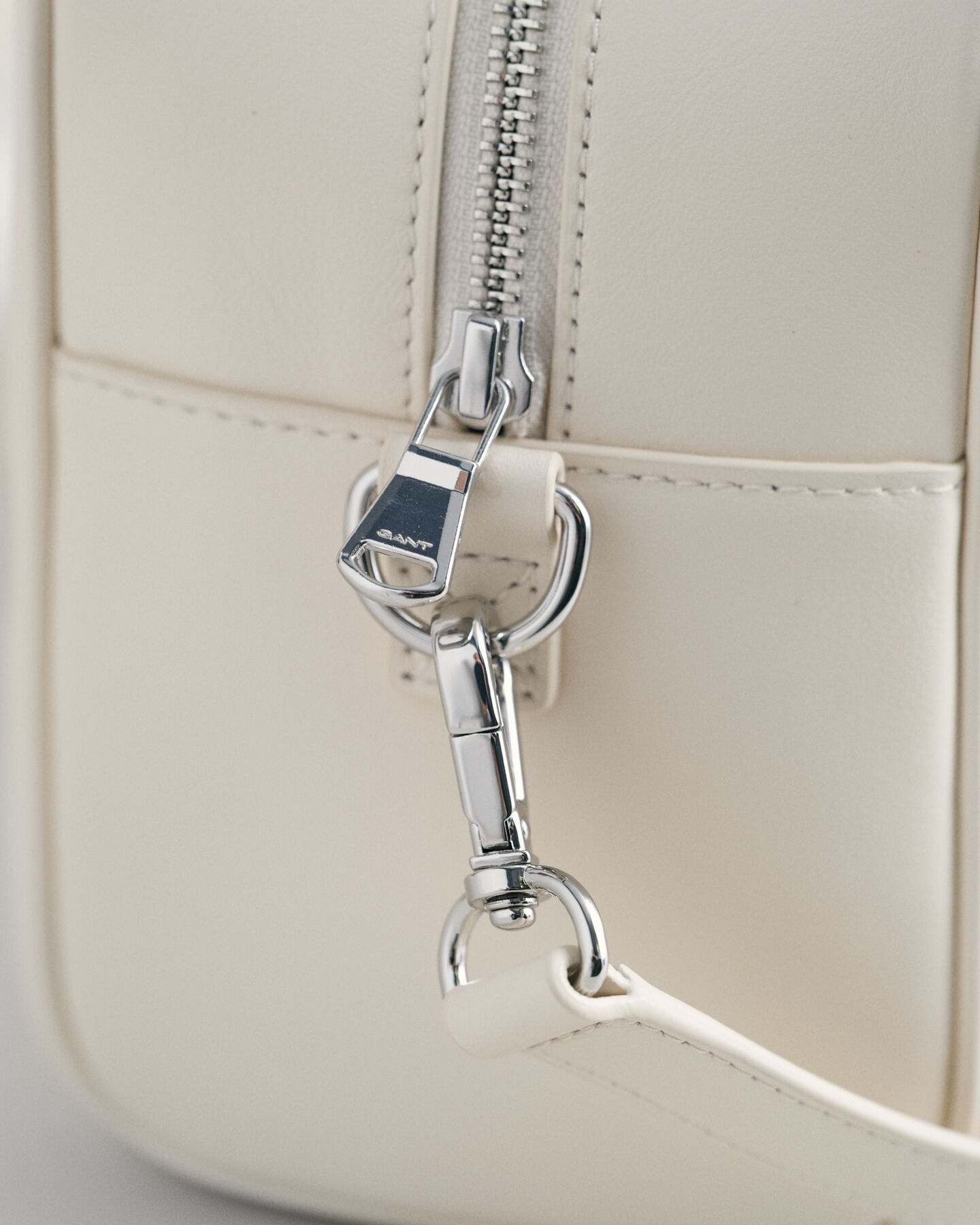 Iconic mellemstor l&aelig;dertaske