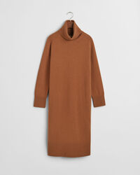 Kjole med rullekrave og sildebensm&oslash;nstrede detaljer