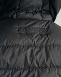 Let dunjakke med hætte