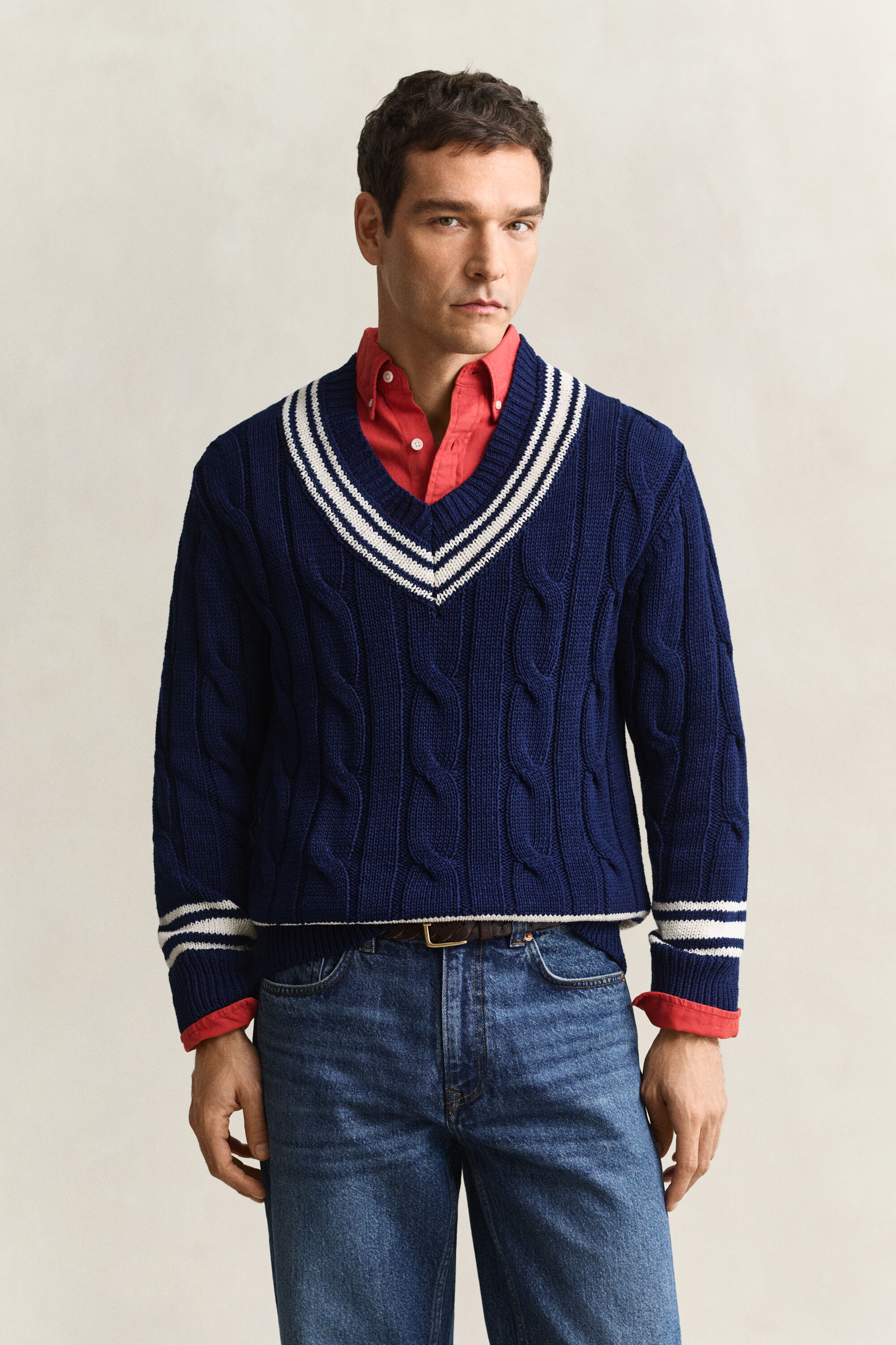 Kabelstrikket sweater med V-hals