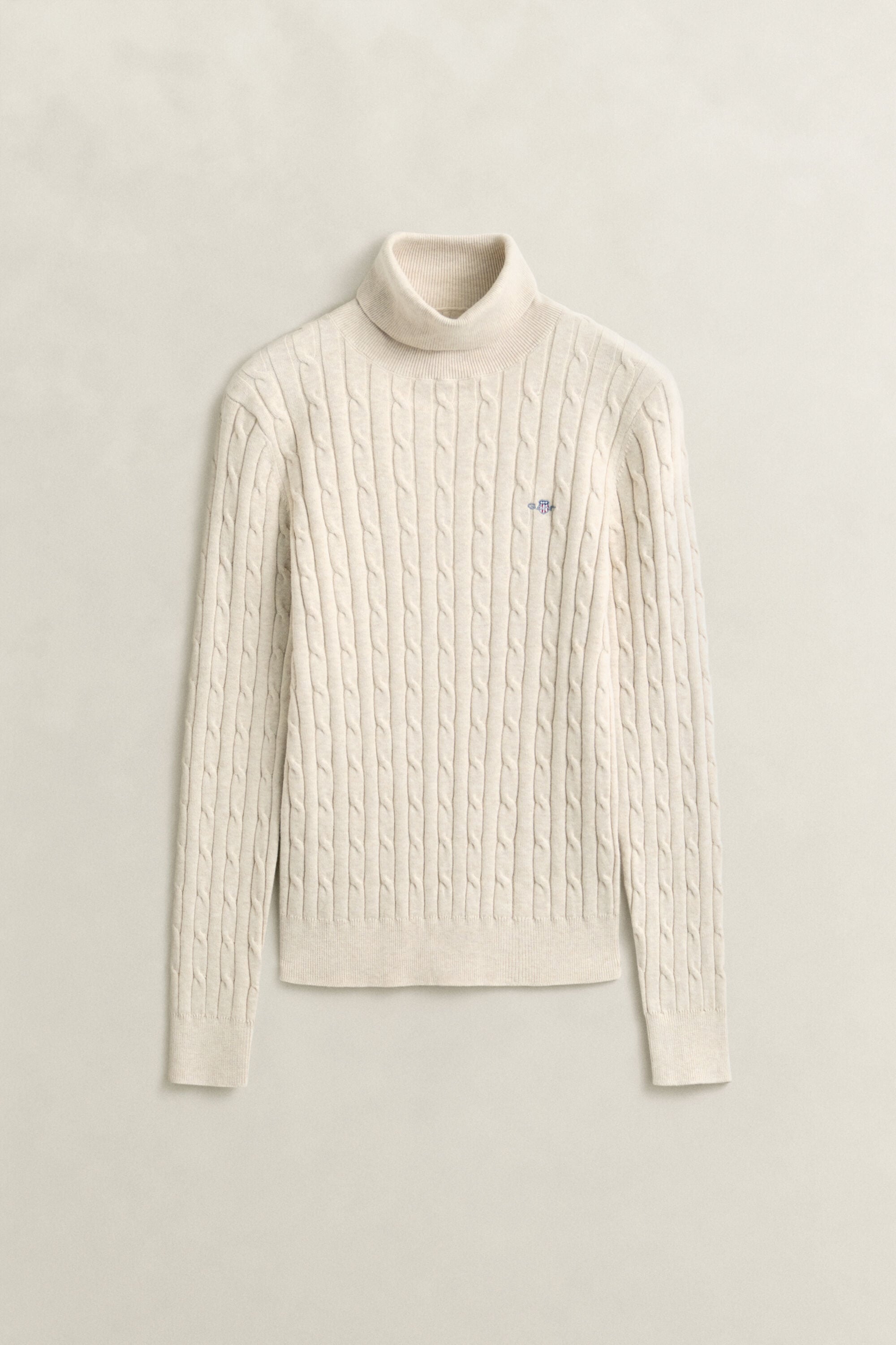 Kabelstrikket sweater af strækbomuld med rullekrave