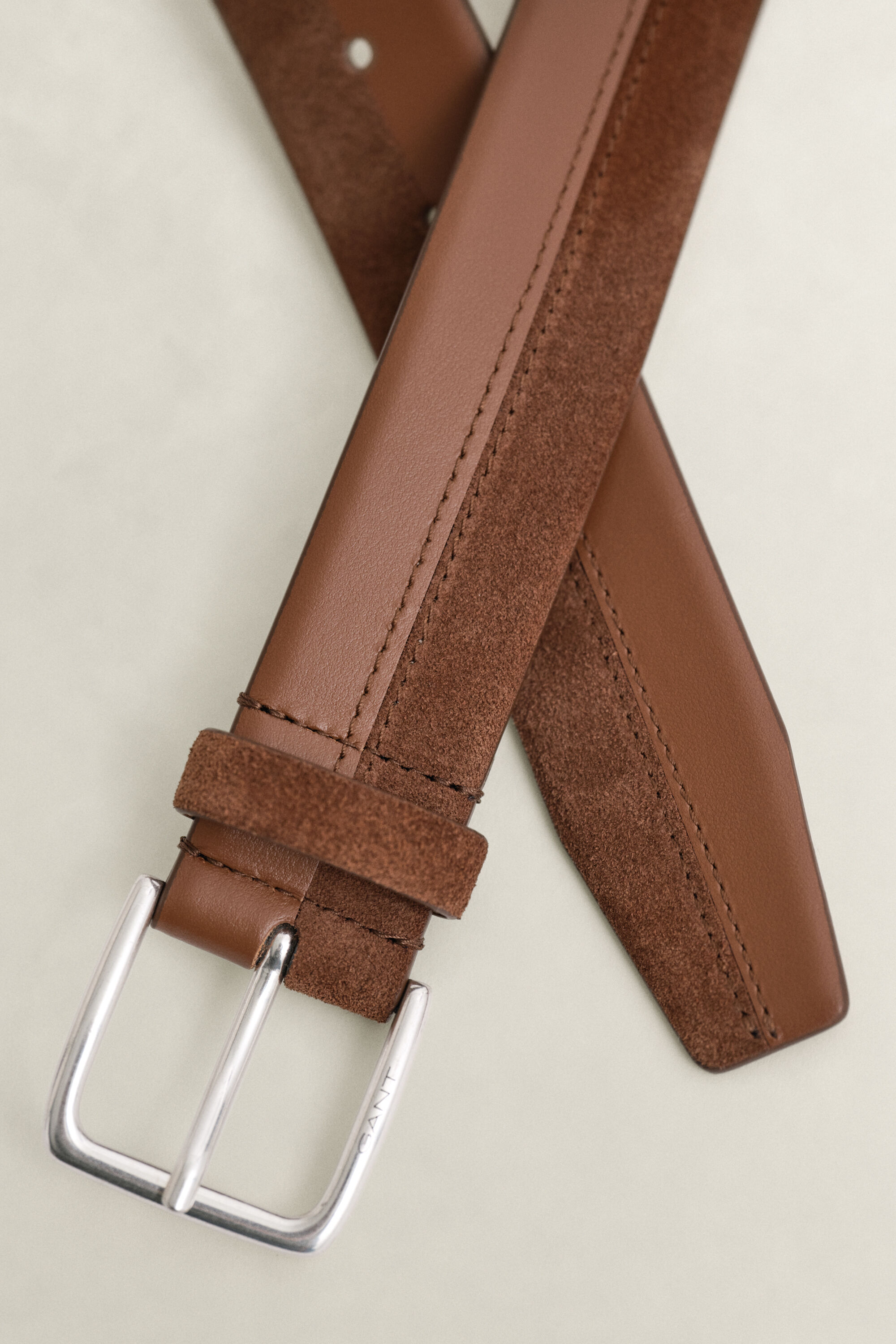 Bælte i blanding af læder og ruskind