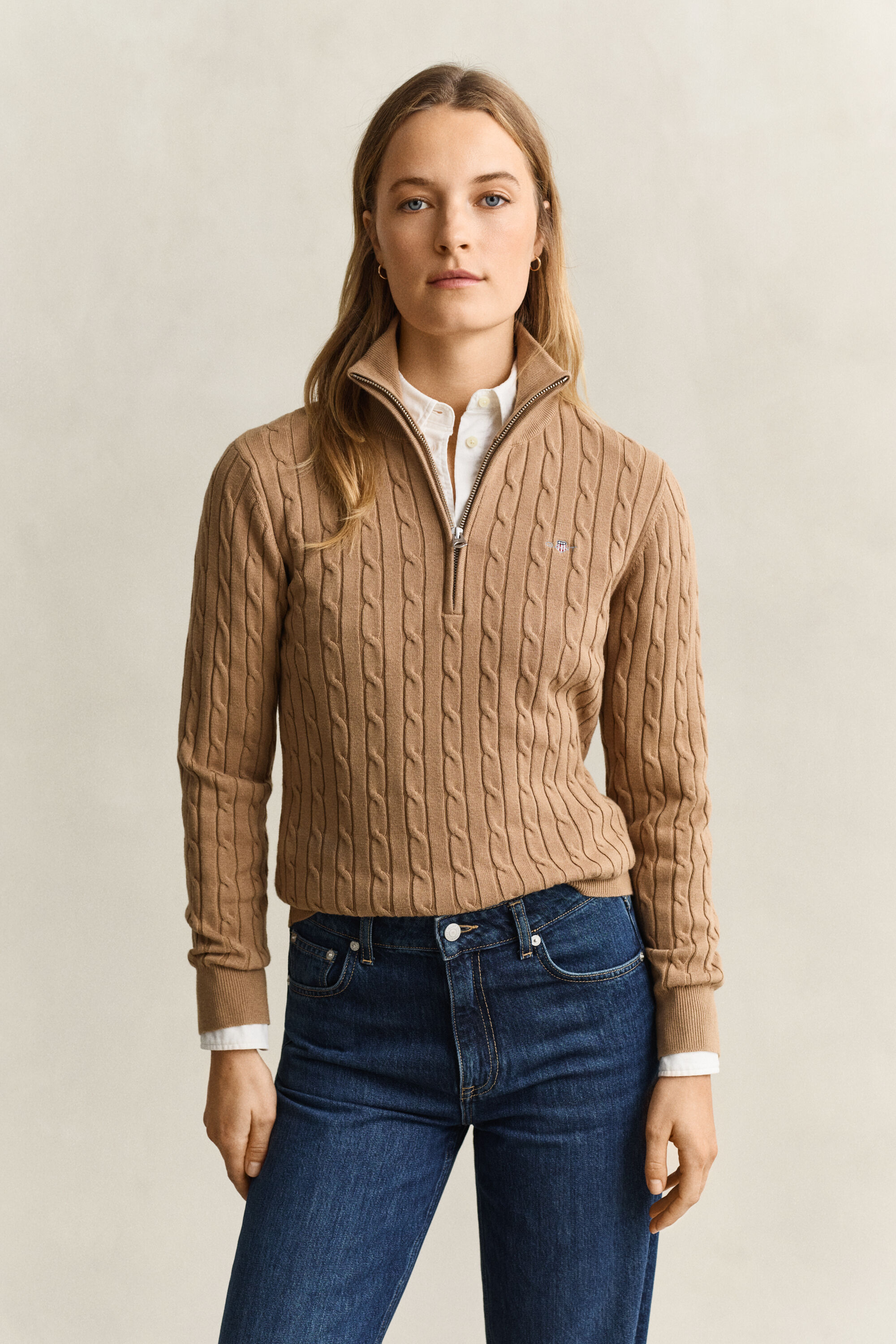 Kabelstrikket sweater med stræk og halv lynlås