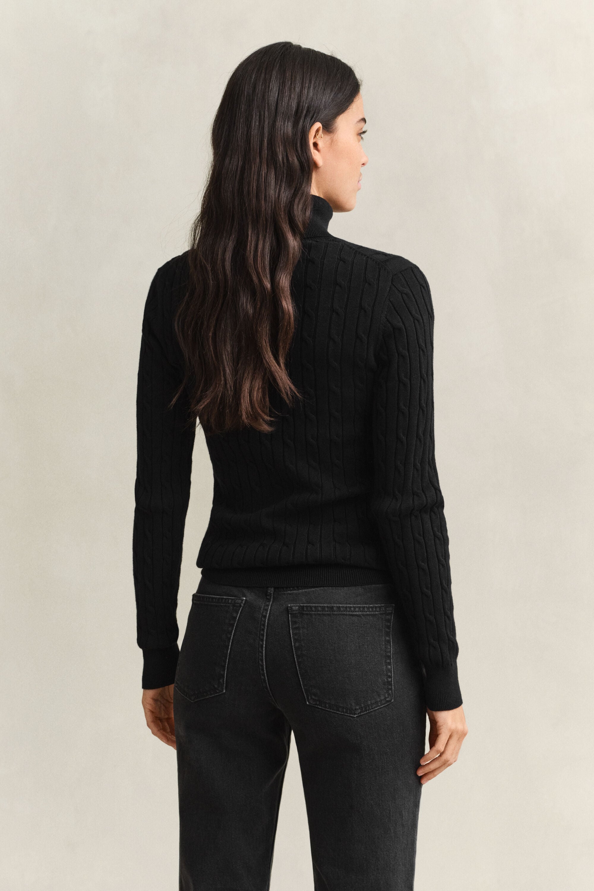 Kabelstrikket sweater af strækbomuld med rullekrave