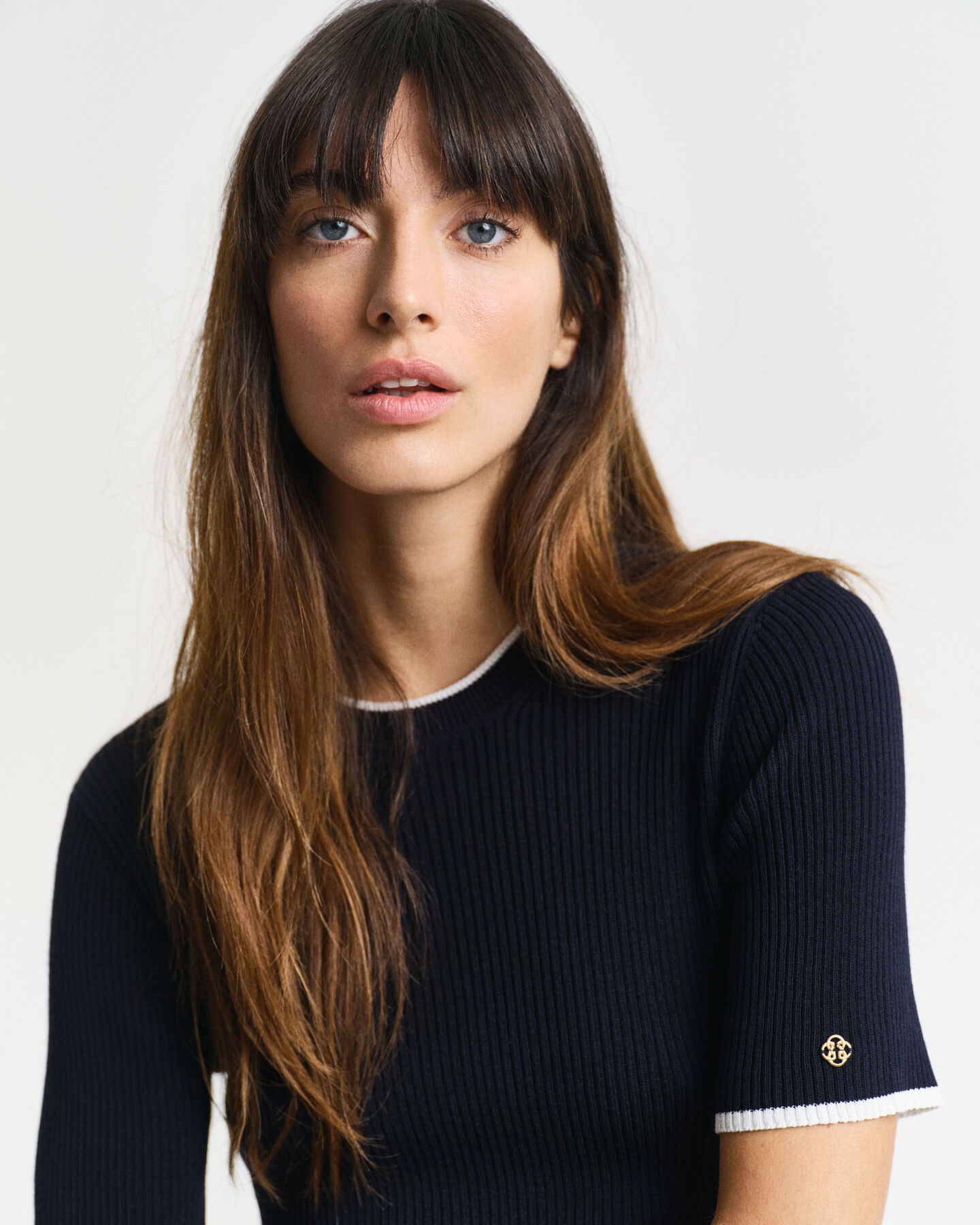 Kortærmet sweater med crewneck og kontrastfarvet ribstrik