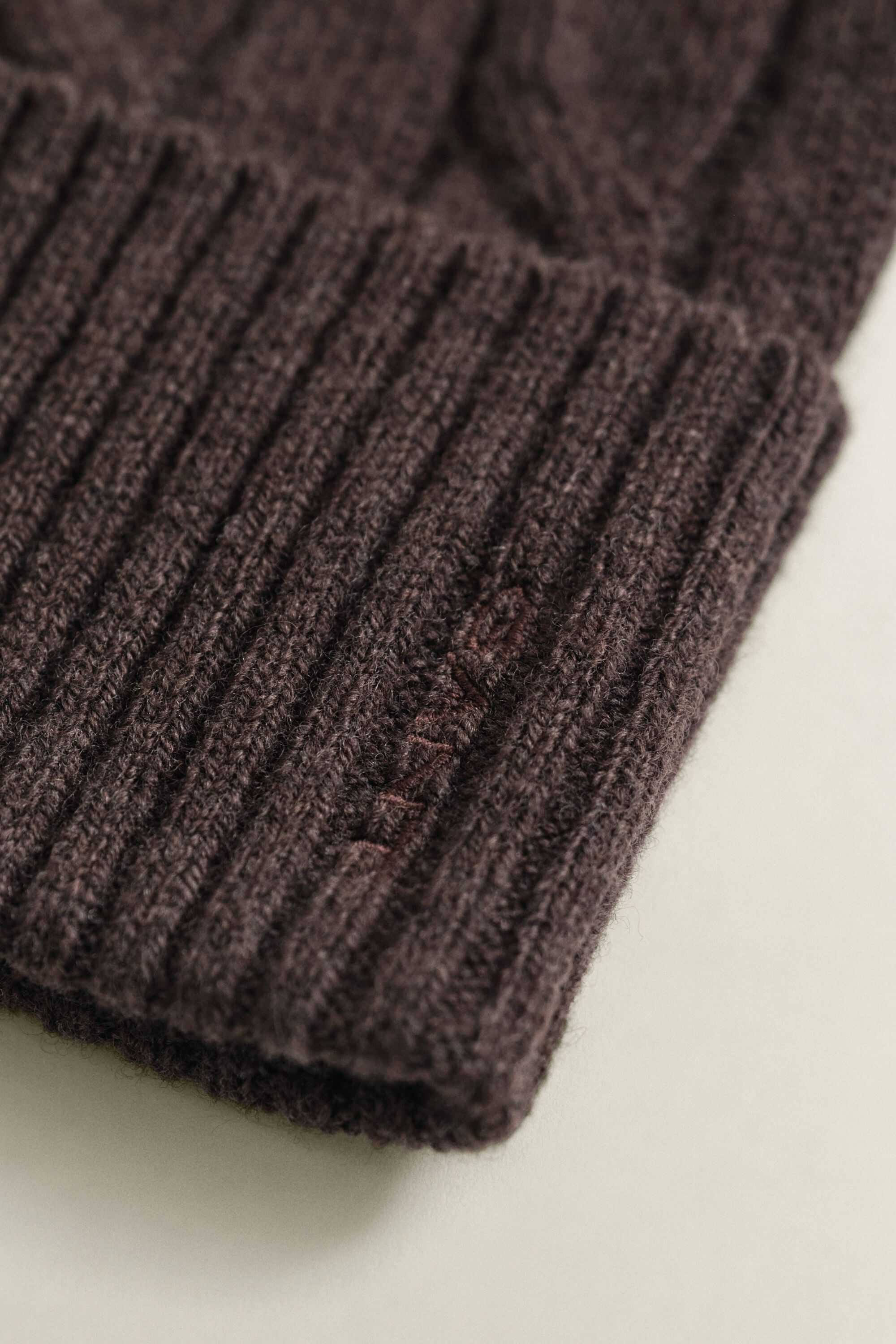 Kabelstrikket beanie i uld