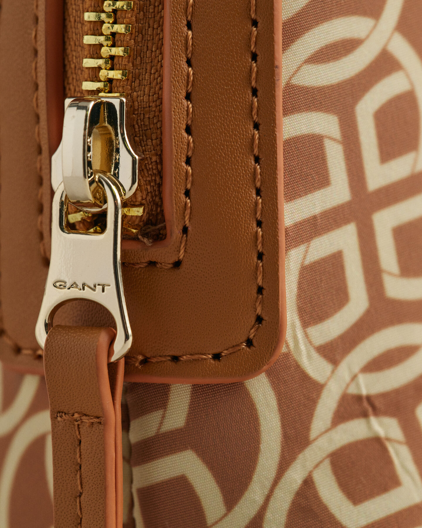 G Patterned makeup-taske