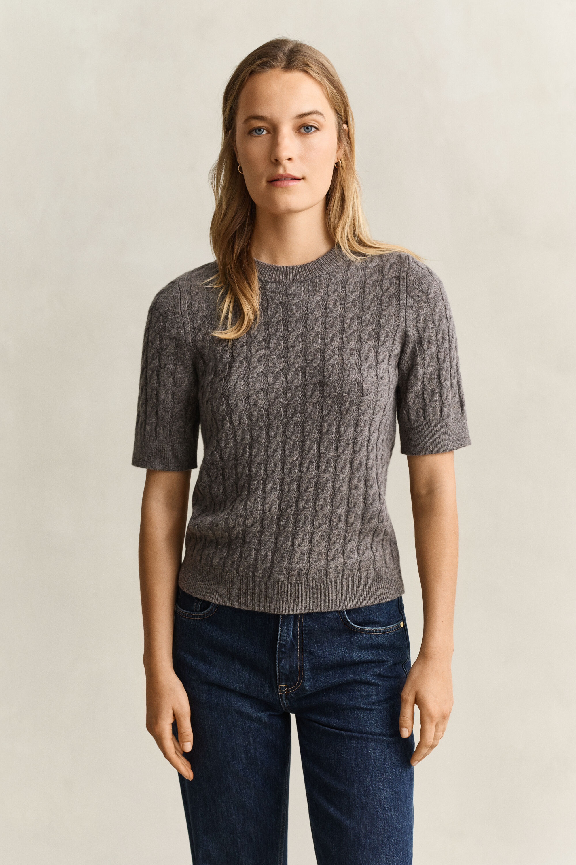 Kabelstrikket sweater i uld og kashmir med korte ærmer