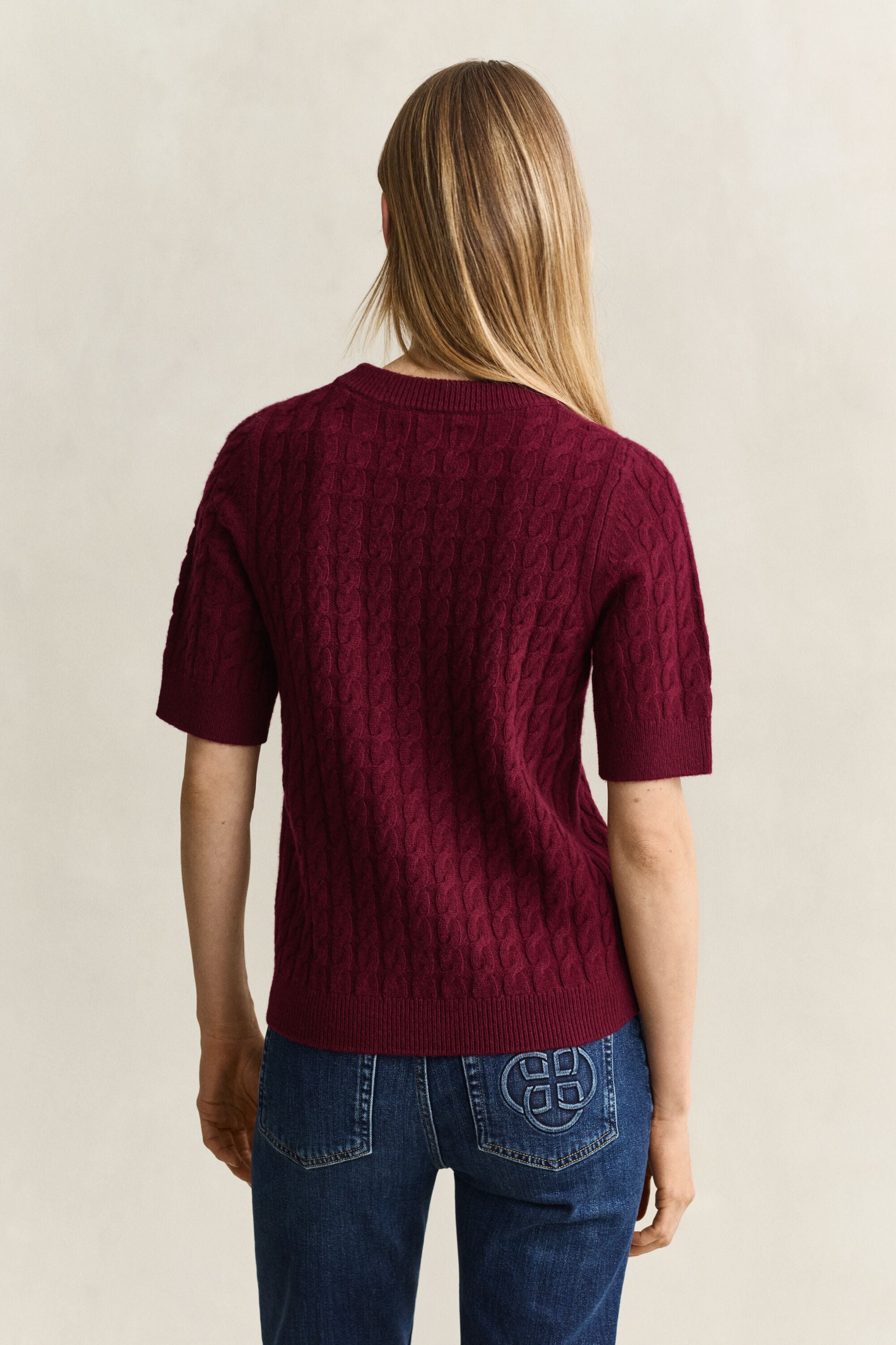 Kabelstrikket sweater i uld og kashmir med korte ærmer