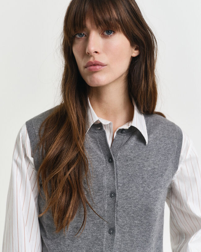 Let strikket vest med korte ærmer