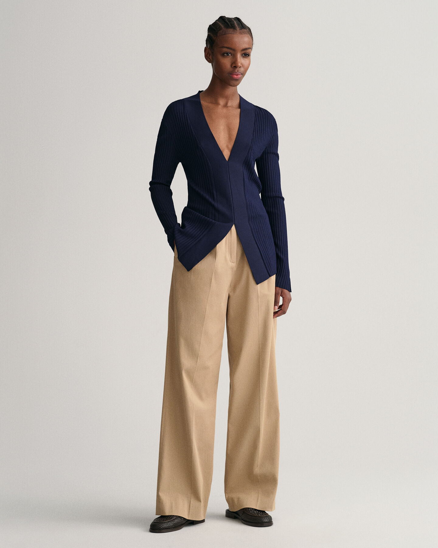 Ribstrikket top med V-hals og lange &aelig;rmer