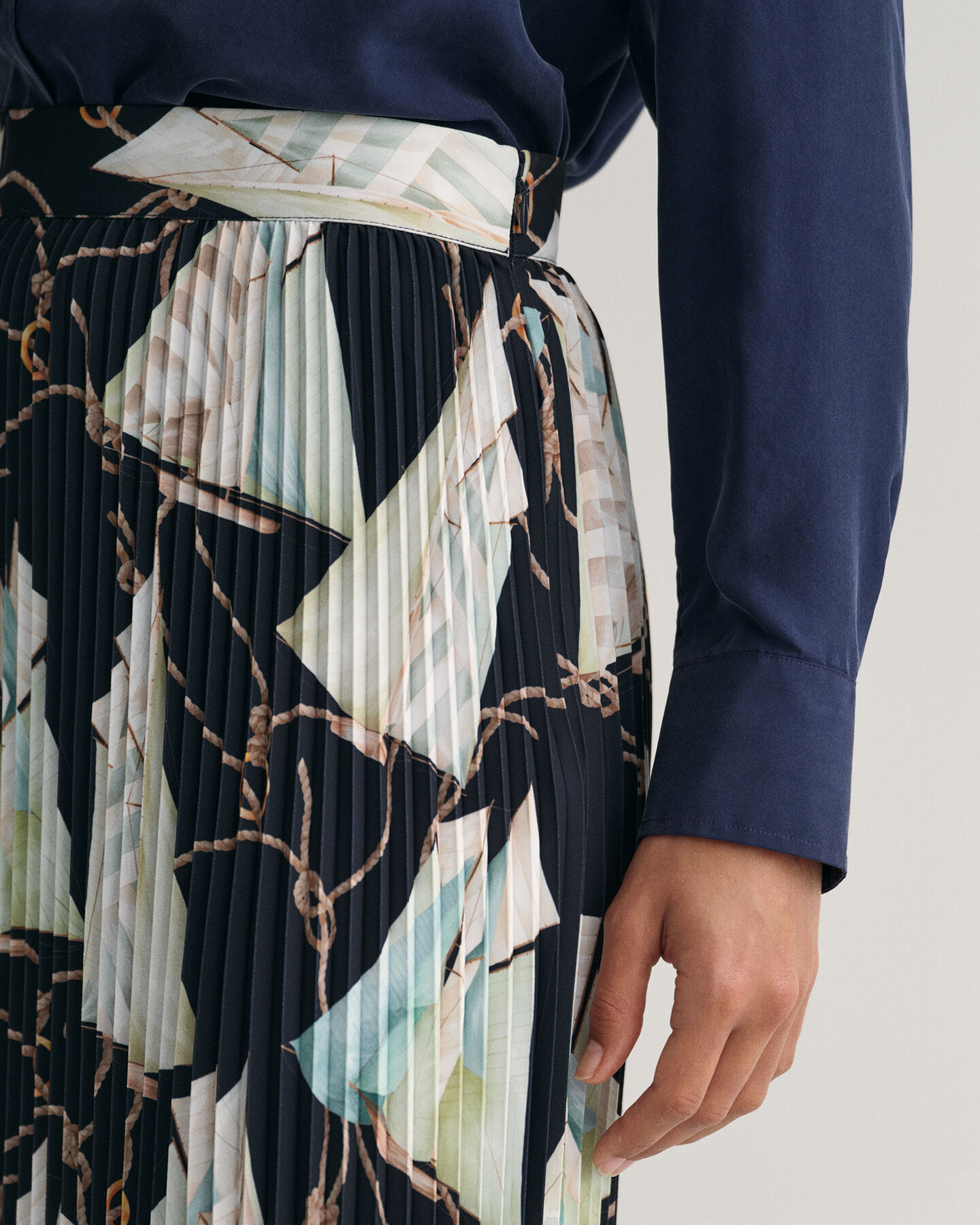 Plisseret nederdel med Sailing-tryk