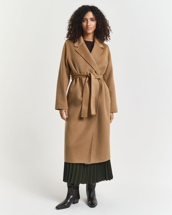 Håndsyet frakke med bælte