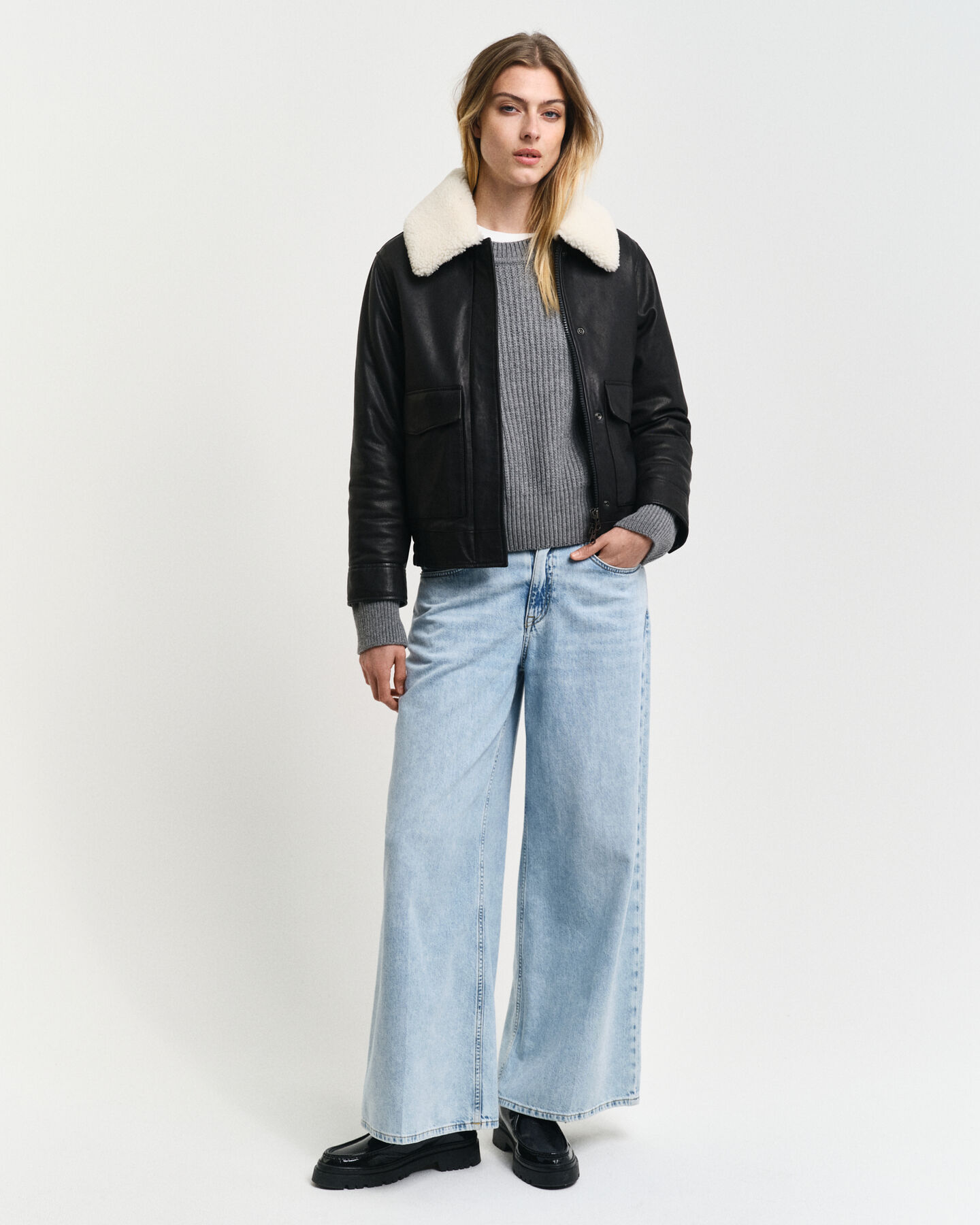 Ribstrikket sweater med crewneck