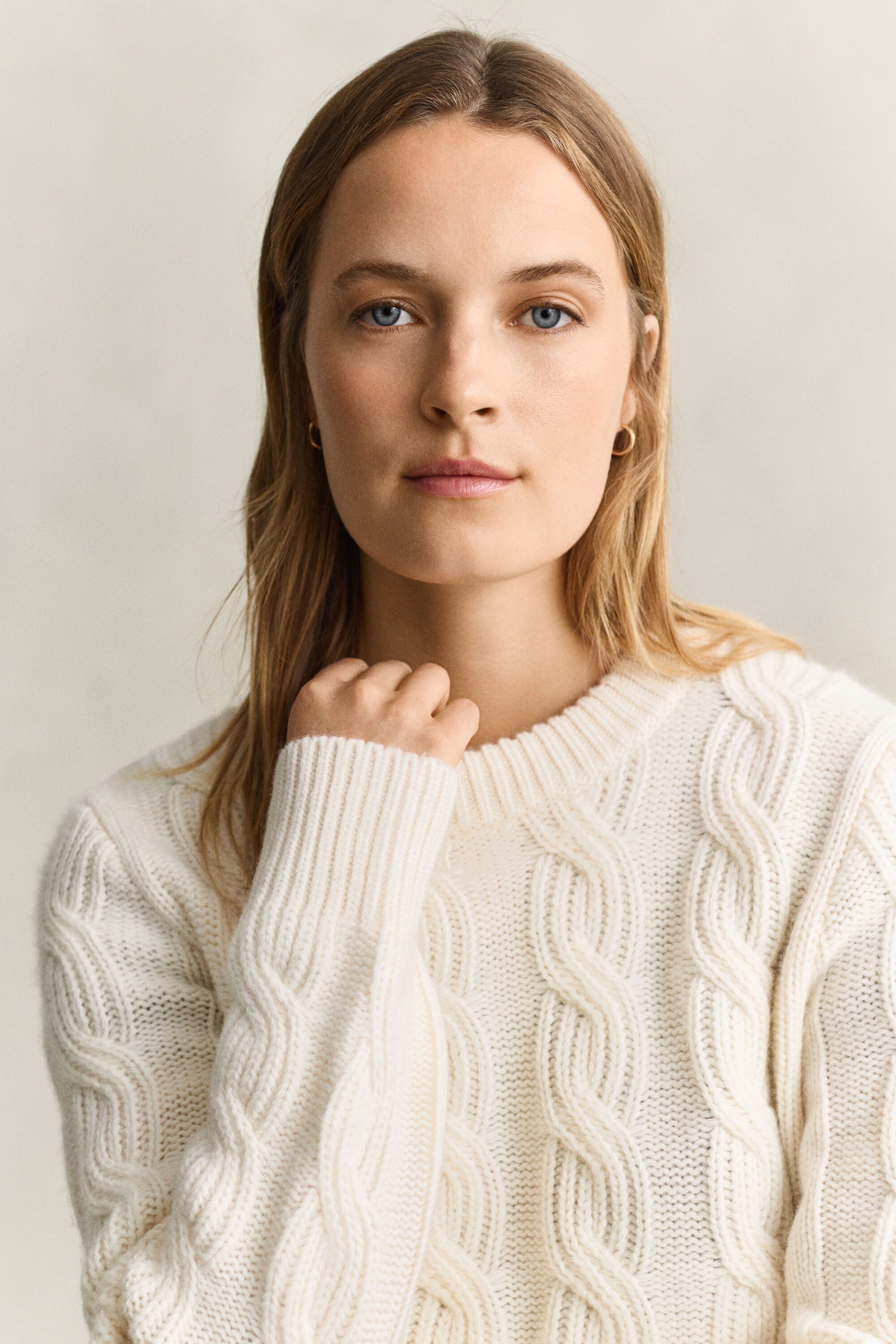 Kabelstrikket sweater i uldblanding