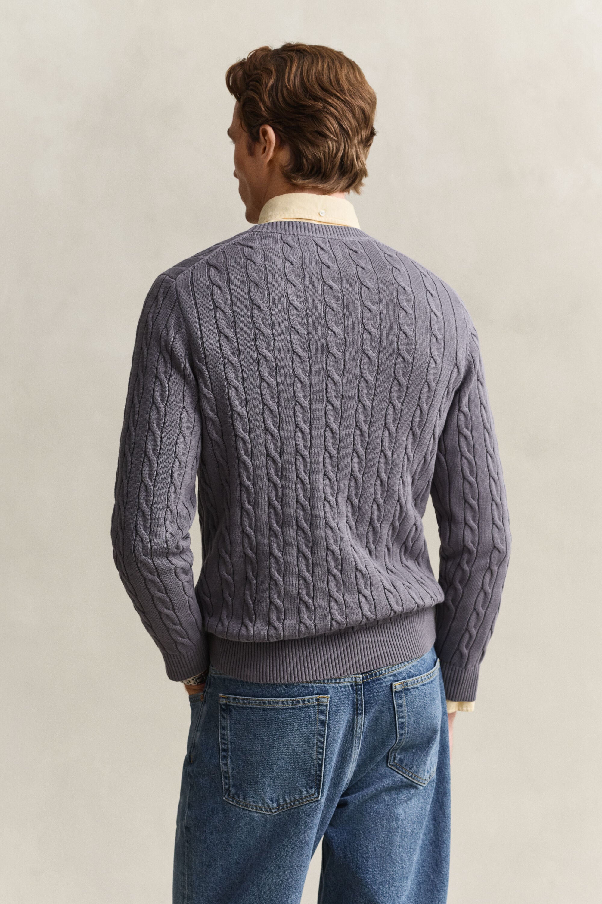 Crewneck sweater af bomuld med kabelstrik