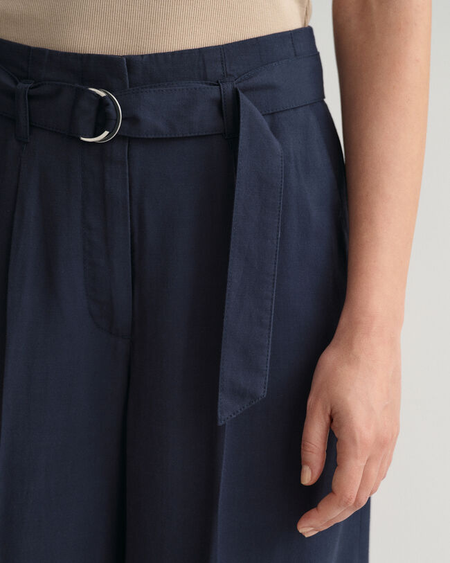 Korte bukser med brede ben og b&aelig;lte