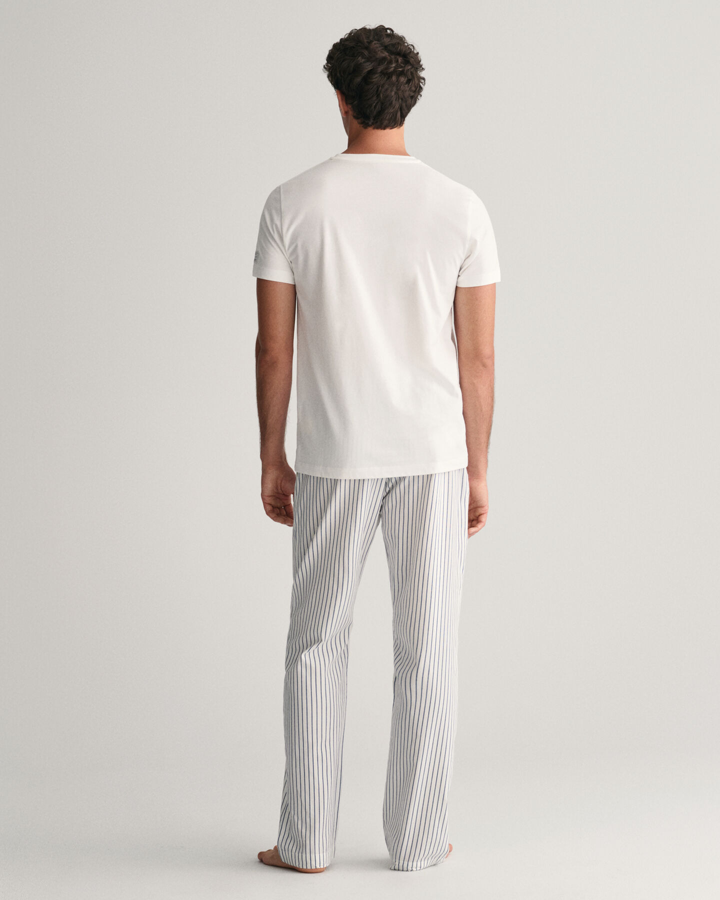 Pyjamasbukser og T-shirt med striber i gaveæske